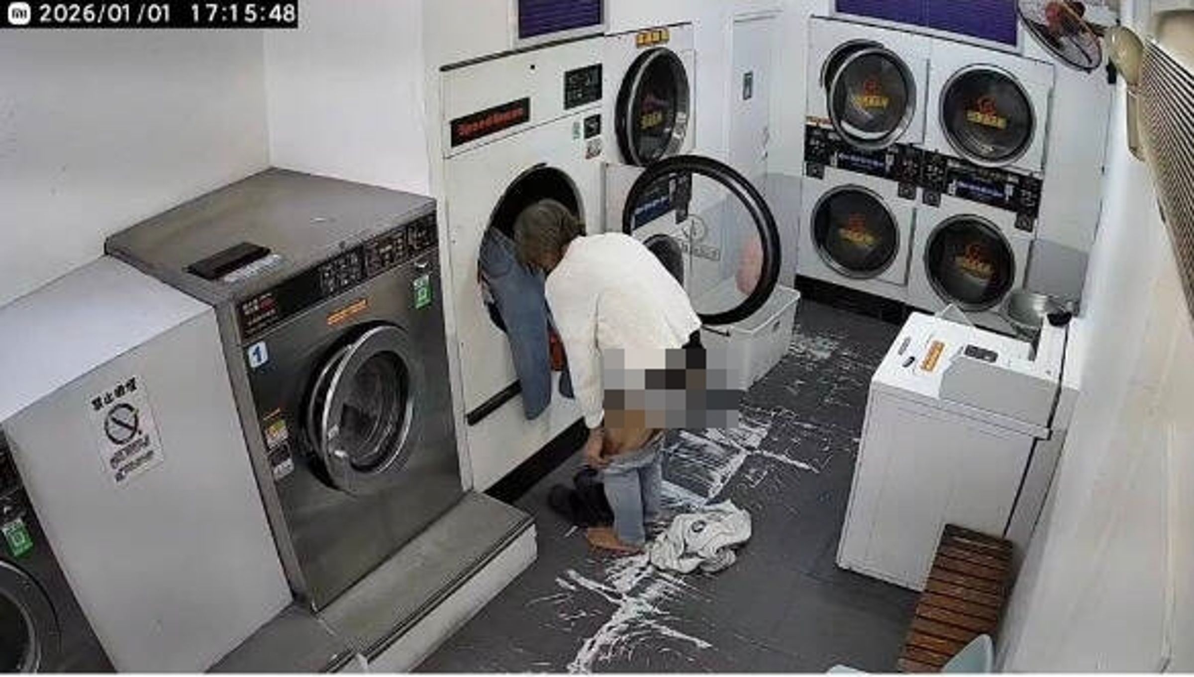 偷衣賊他涉嫌在自助洗衣店內翻找民眾洗好的衣物，直接換穿離開。（翻攝自臉書@我們是新店人!! 好山好水，就是愛新店）