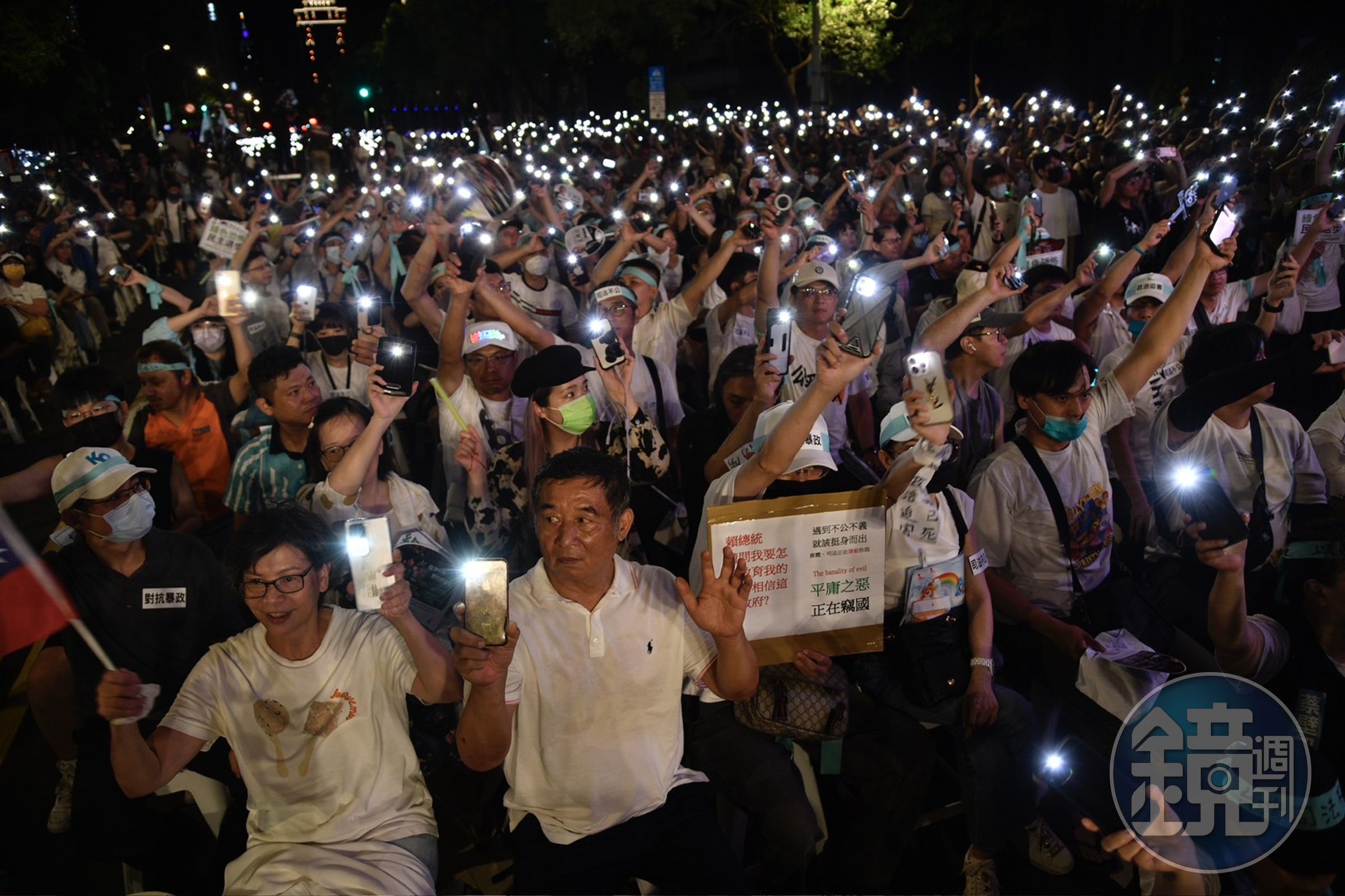 民眾黨挺柯文哲,今(8日)晚號召小草集結在立法院群賢樓外開講。
