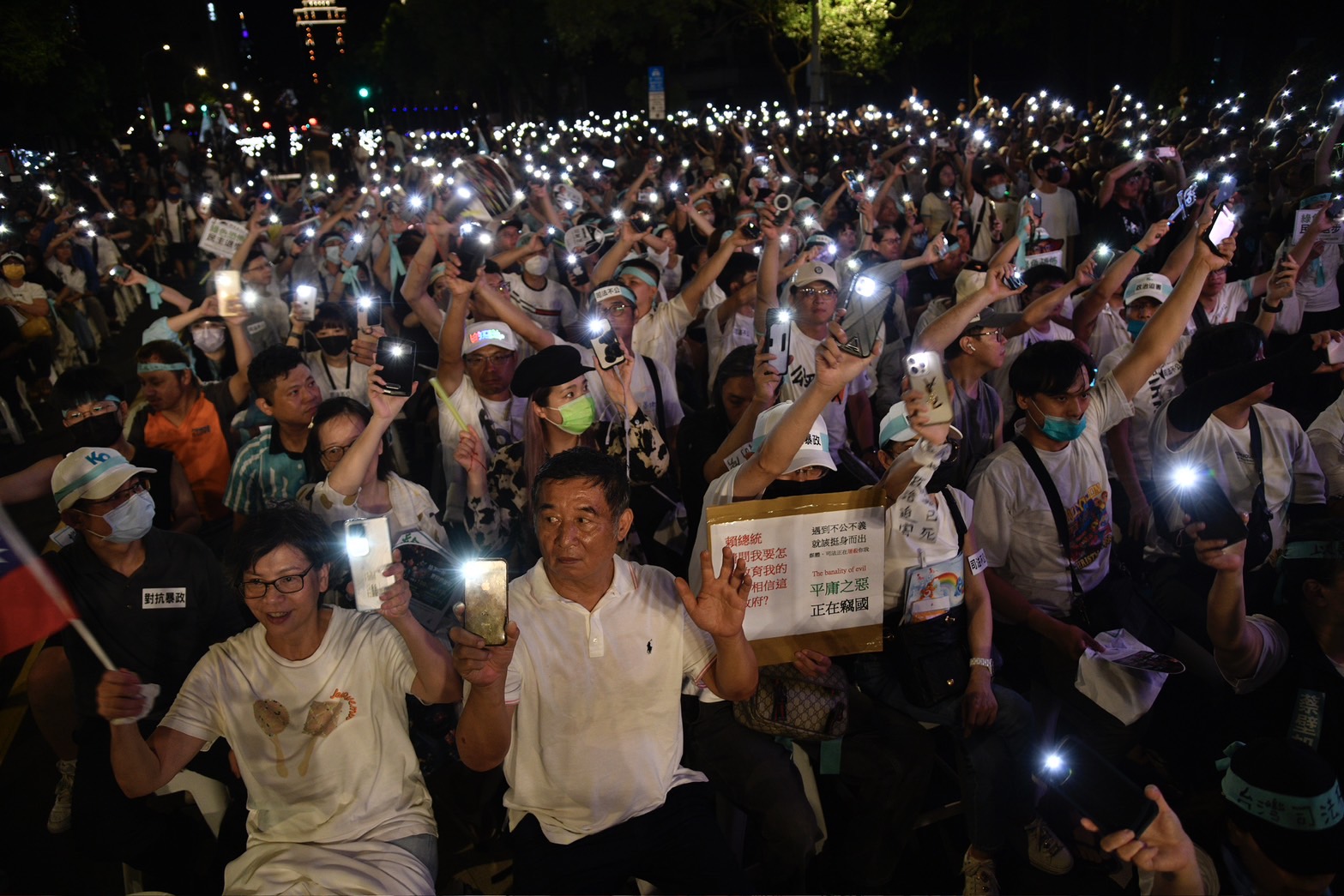 民眾黨挺柯文哲，今（8日）晚號召小草集結在立法院群賢樓外開講。