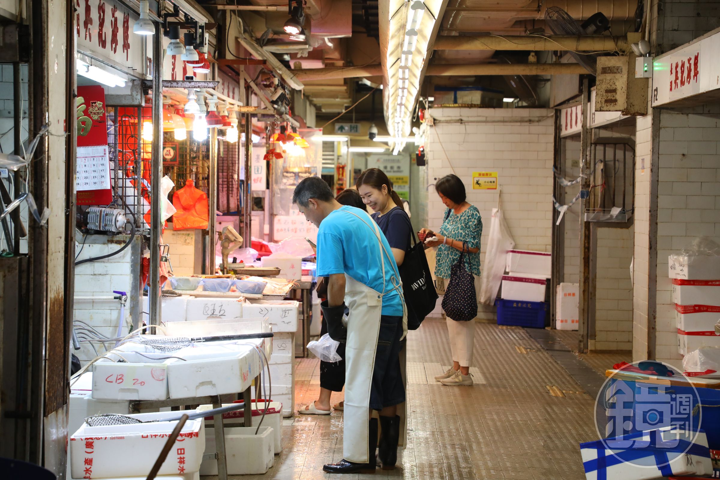 香港市政大廈通常樓下販售生鮮雜貨，樓上則設置有冷氣的熟食中心，採買用餐一條龍。