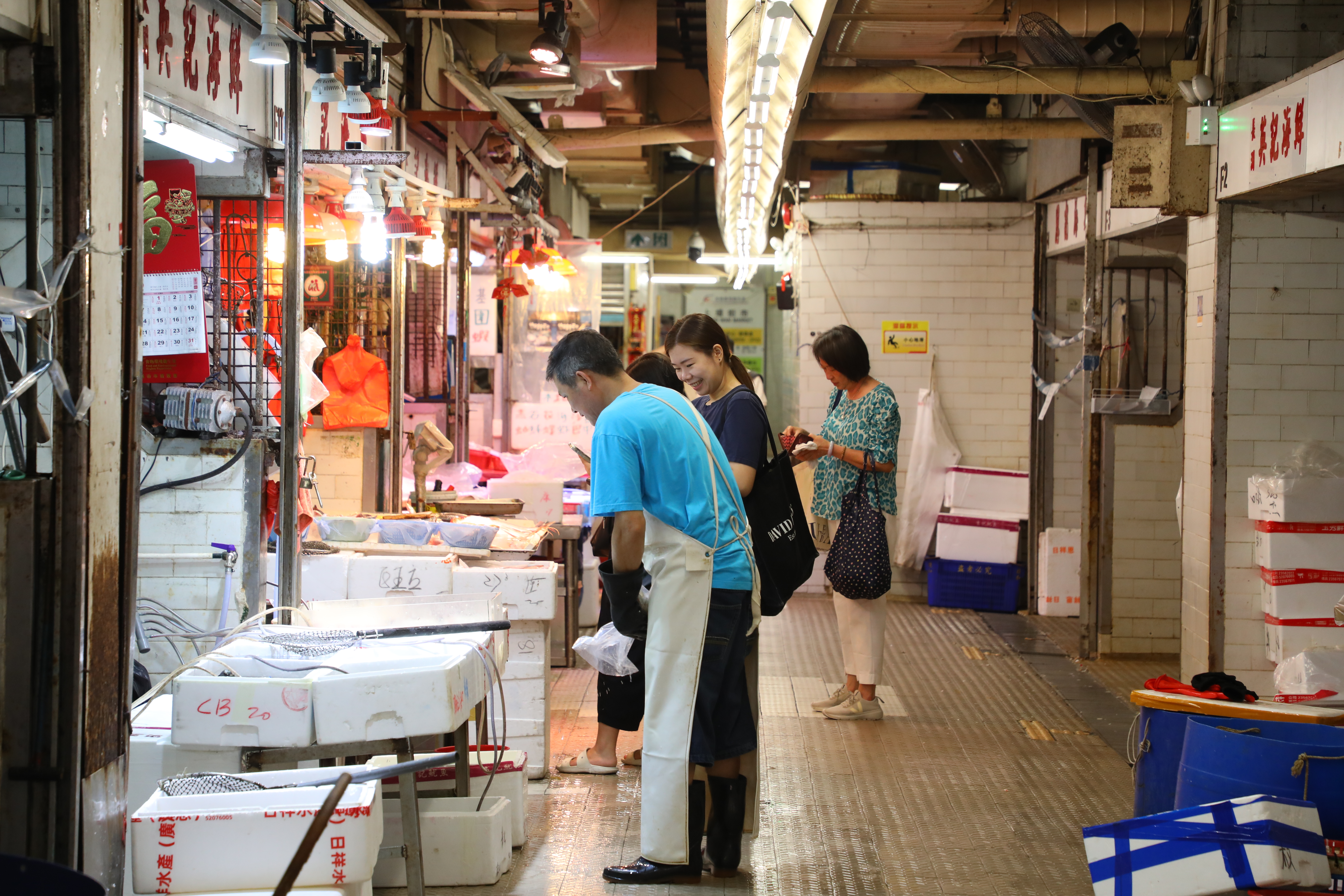 香港市政大廈通常樓下販售生鮮雜貨，樓上則設置有冷氣的熟食中心，採買用餐一條龍。