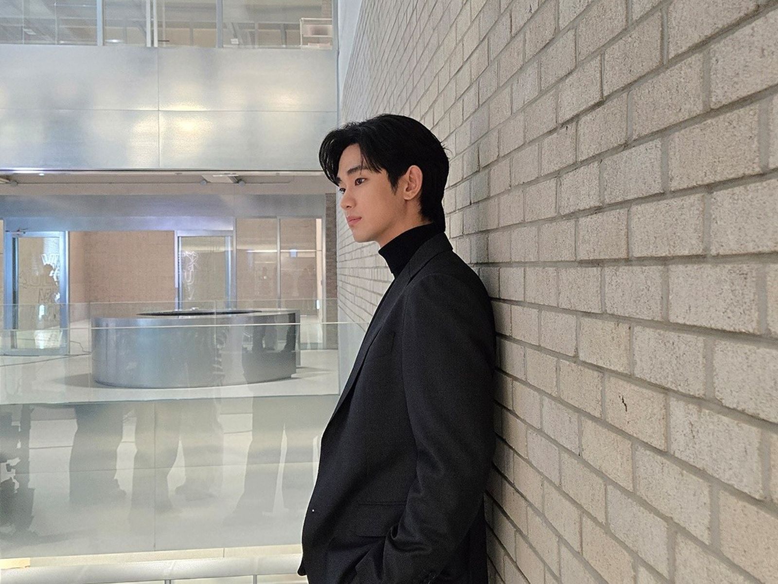 韓國男星金秀賢今年3月遭到金賽綸遺屬爆料，指其與金賽綸在其未成年時期便開始交往長達6年。（翻攝自Instagram＠soohyun_k216）