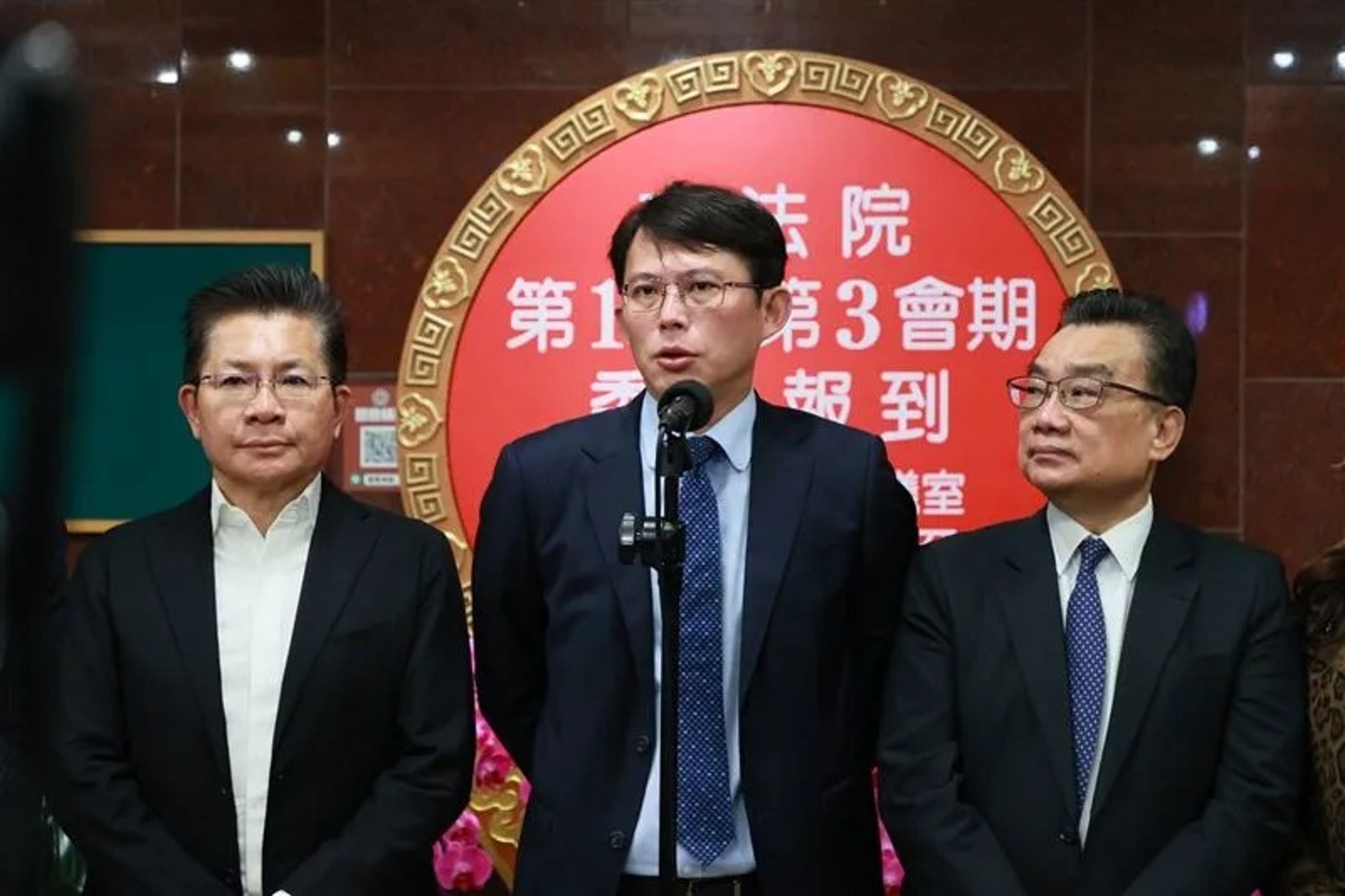 黃國昌喊話總統賴清德三思、懸崖勒馬,若賴繼續放任、採兩手策略態度,民眾黨會有清楚相應的政治決斷與政治作為。(民眾黨團提供)