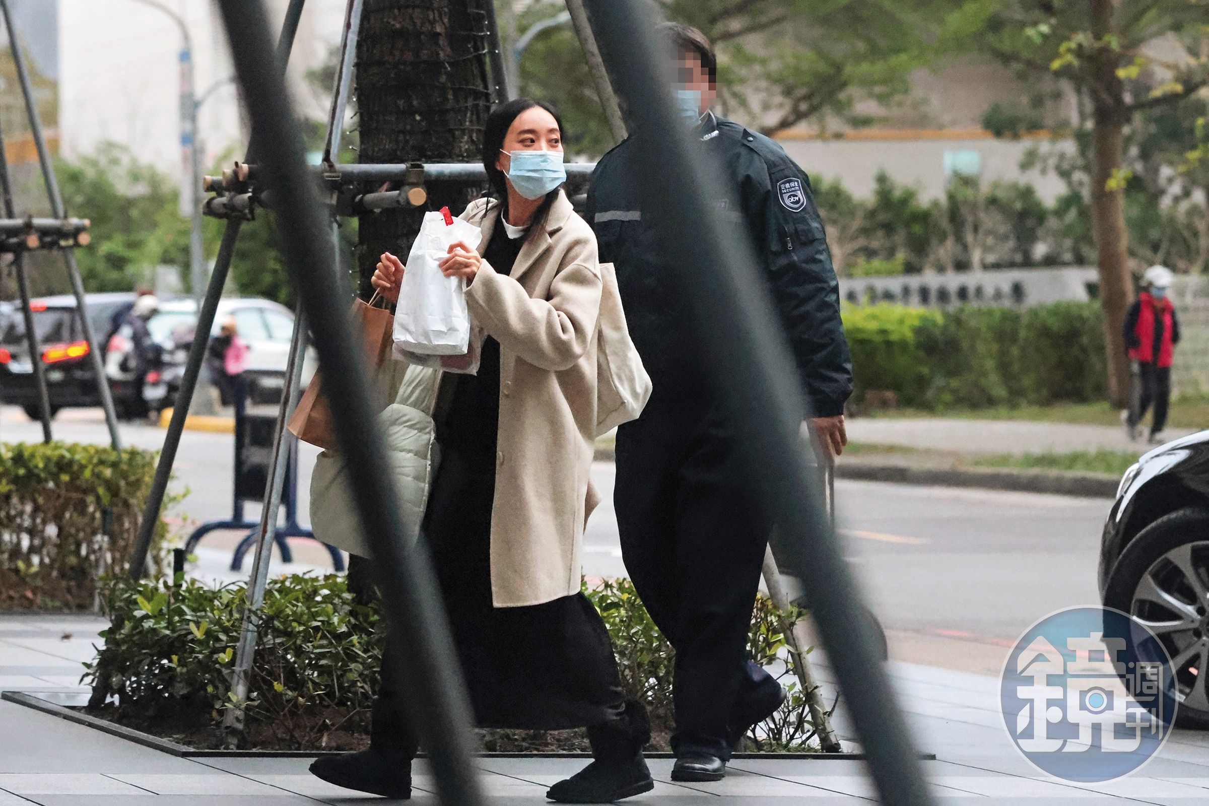 1/16,15:49,劉容嘉由司機接送,送她返回敦化南路市價逾新台幣二億元的豪宅。