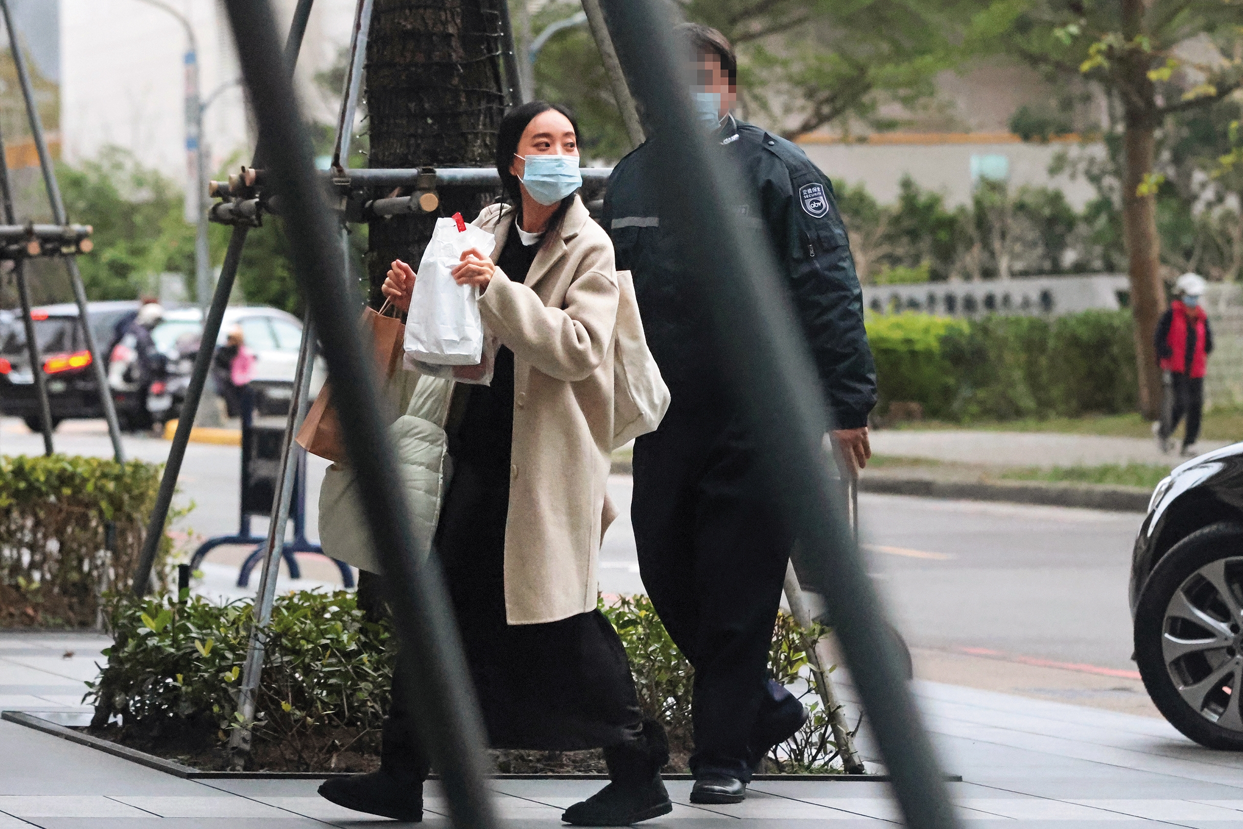 1/16,15:49,劉容嘉由司機接送,送她返回敦化南路市價逾新台幣二億元的豪宅。