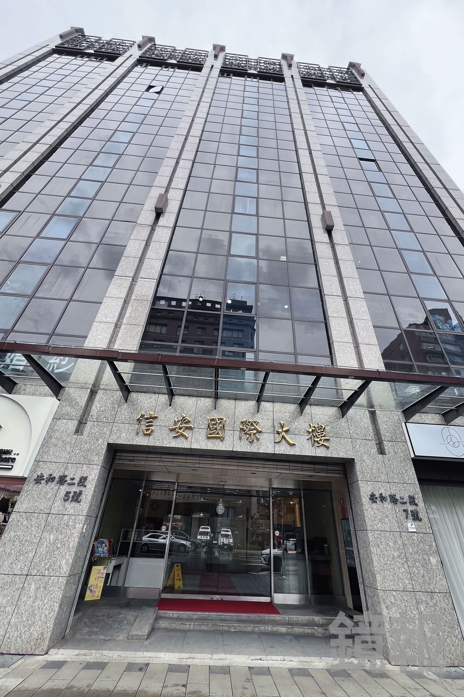 凱思國際藏身北市安和路大樓（圖），今年年中收到臺雅創辦人之子沈淳浤的200萬元，恐成貪汙對價。（鏡報李智為）