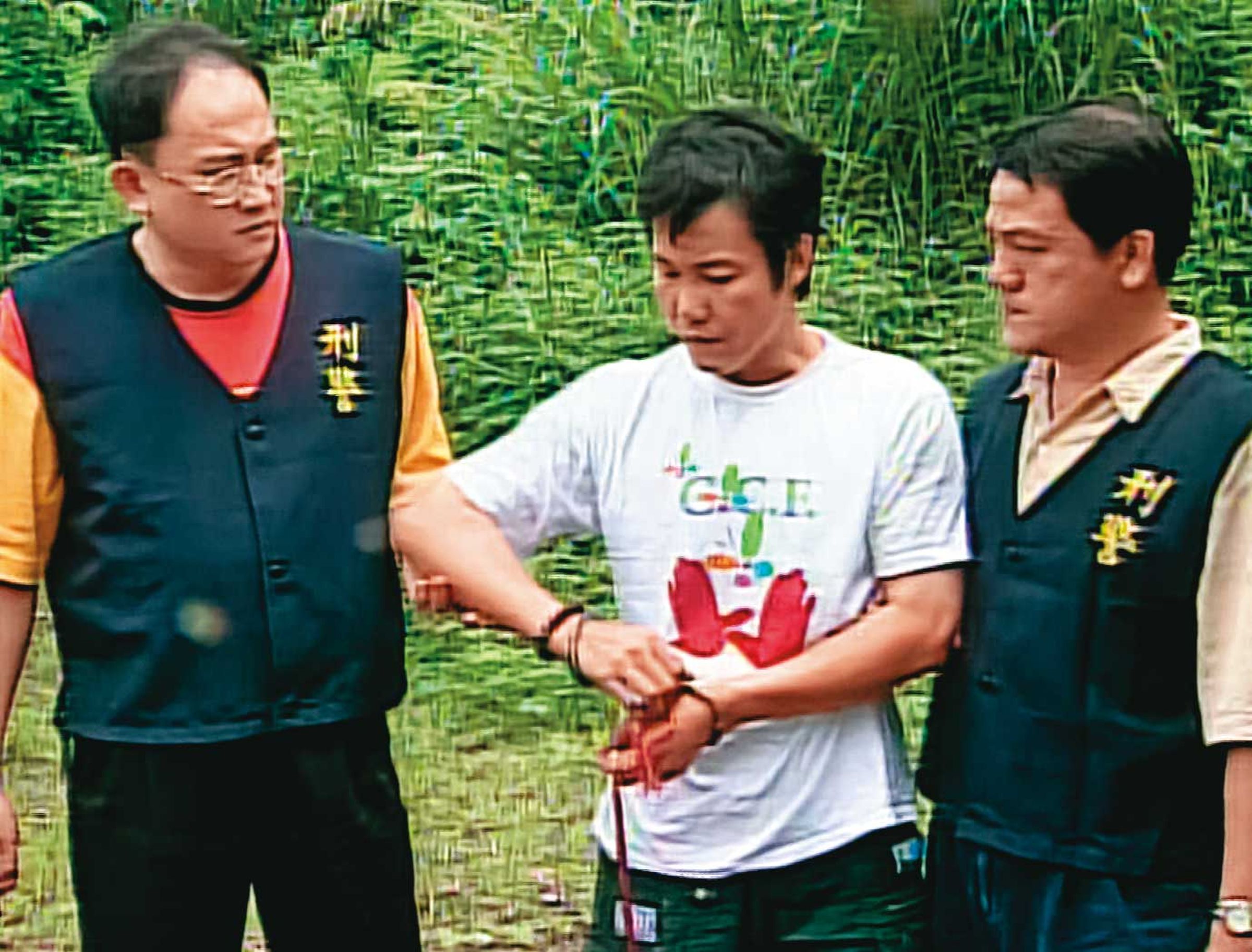 劉男(左)殺妻後躲了20多天,最後在山區被警方逮捕。(東森新聞提供)