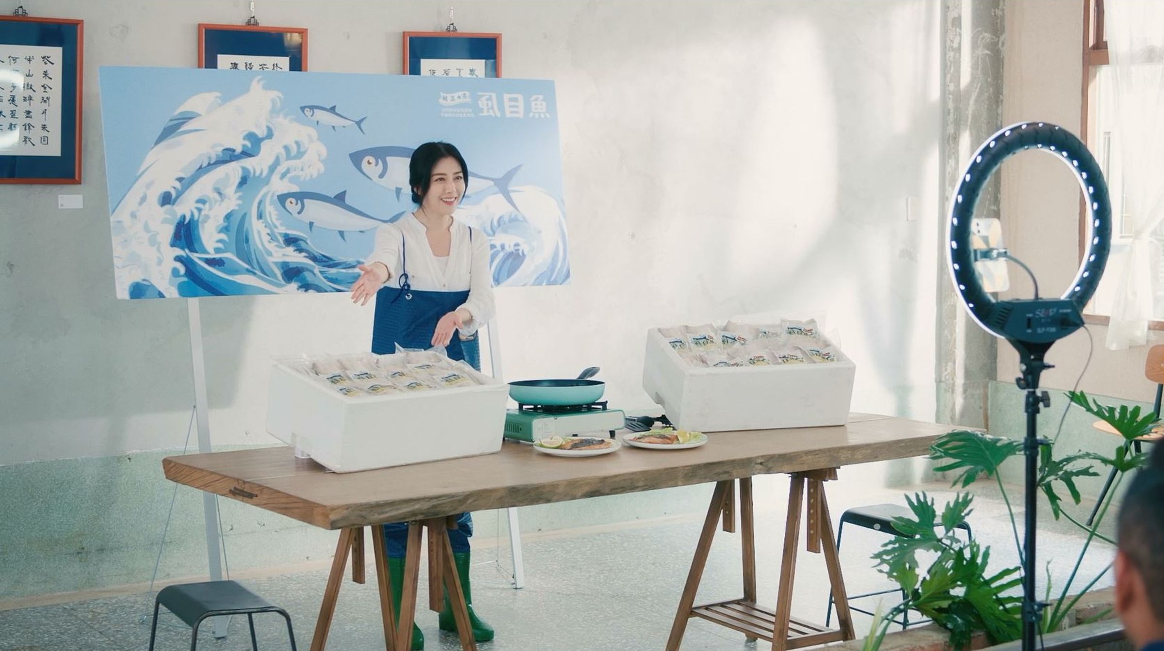 韓瑜戲裡直播賣魚。(華視提供)