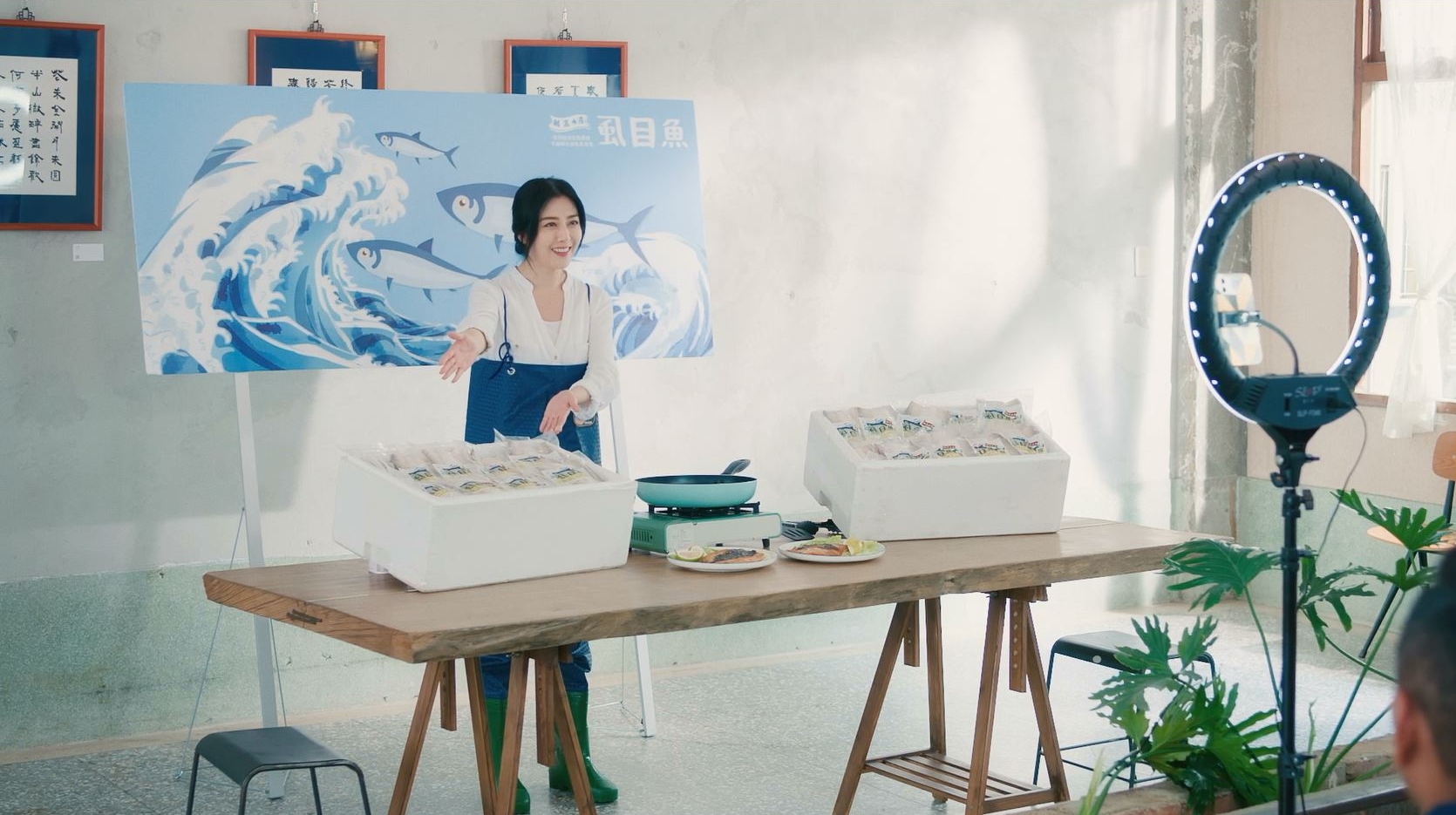 韓瑜戲裡直播賣魚。（華視提供）