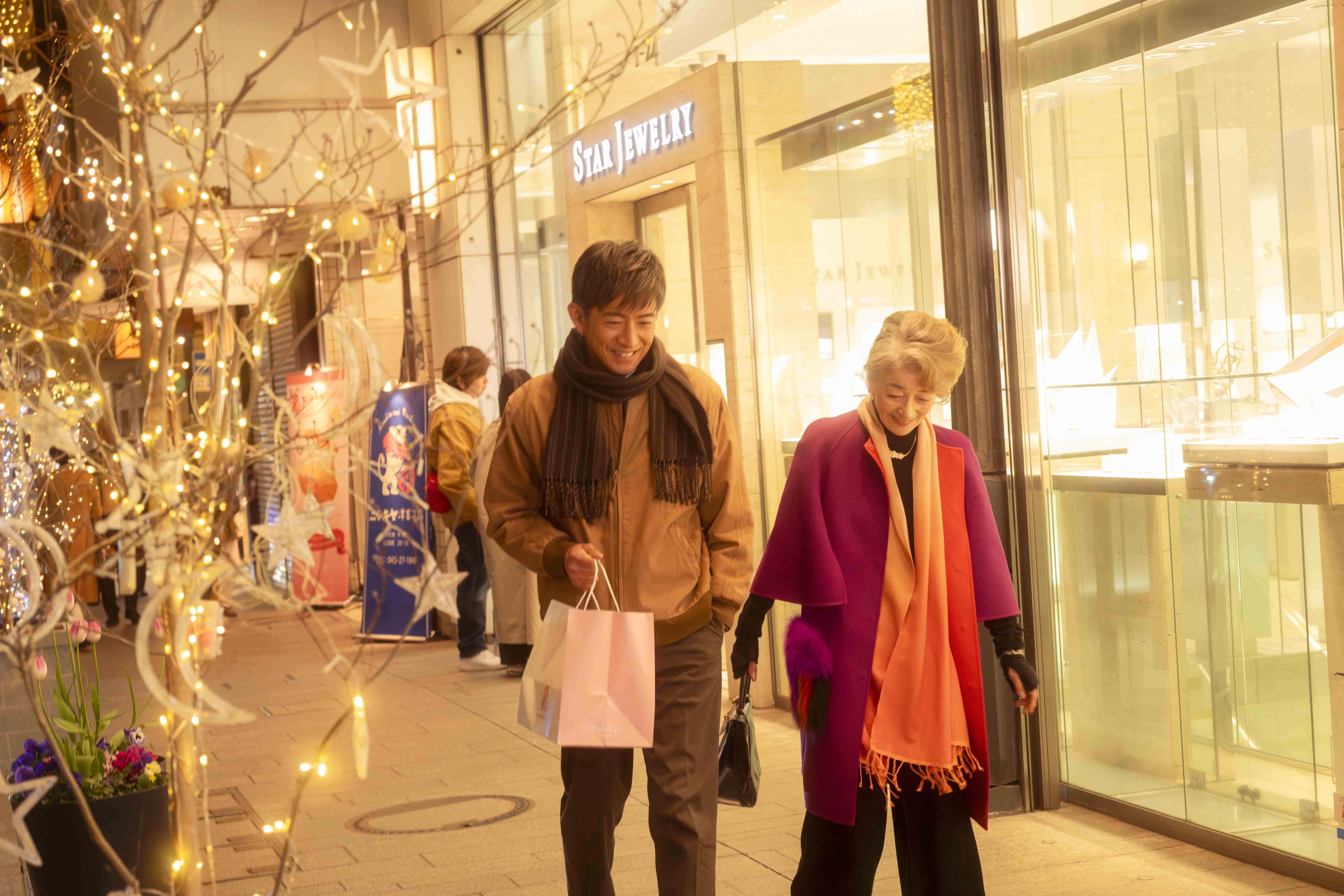 倍賞千惠子（右）和木村拓哉（左）在《東京計程車》共度一段暖心之旅。（天馬行空提供）