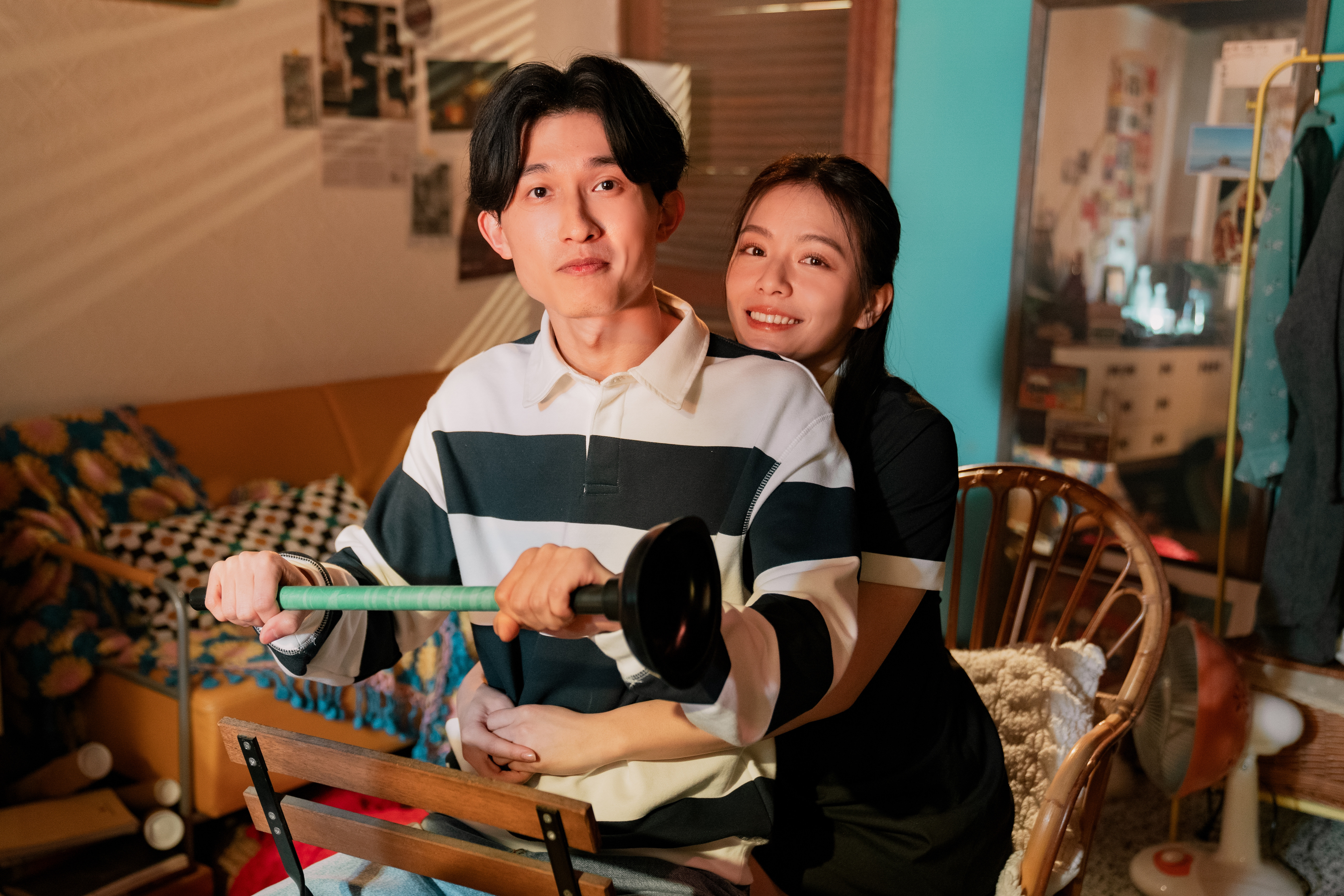 鼓手士捷於MV中飾演小演員，和宋芸樺求試鏡排練。（何樂音樂提供）