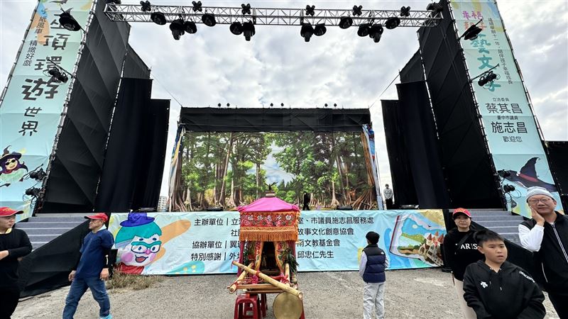 粉紅超跑、白沙屯媽祖鑾駕親臨探班紙風車劇團，也讓劇團總監李永豐坦言工作人員都很驚喜，也被鼓勵到。（紙風車劇團提供）