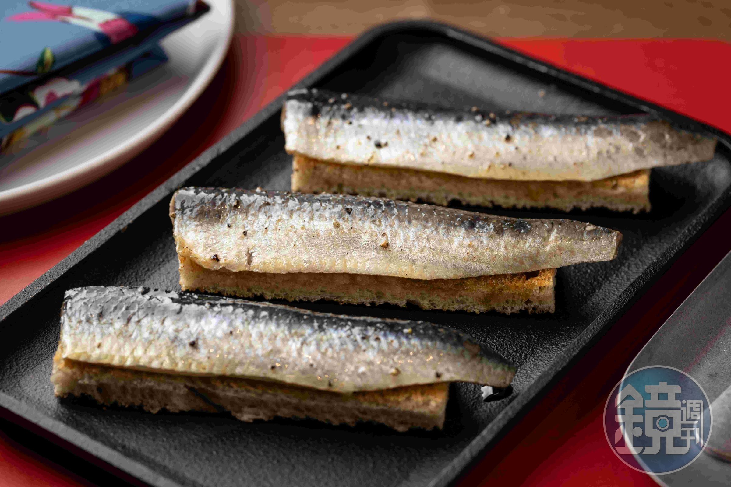 新鮮沙丁魚經鹽漬後炙烤,淋上橄欖油、醋、檸檬汁與胡椒粒,搭配香脆烤吐司薄片,展現純粹鮮美風味。(400元/份)