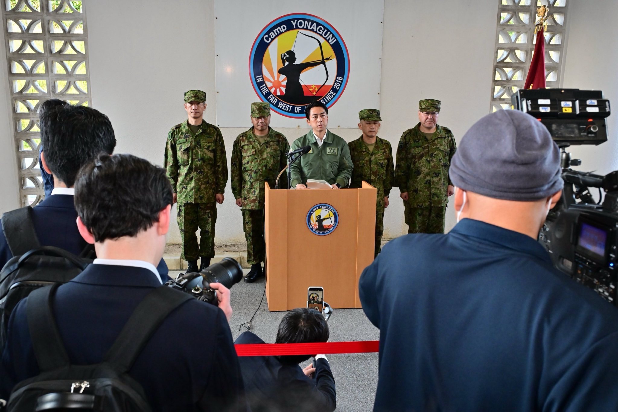 日本防衛大臣小泉進次郎昨日證實，將持續推動在與那國島上部署飛彈計畫。（翻攝自X@shinjirokoiz）