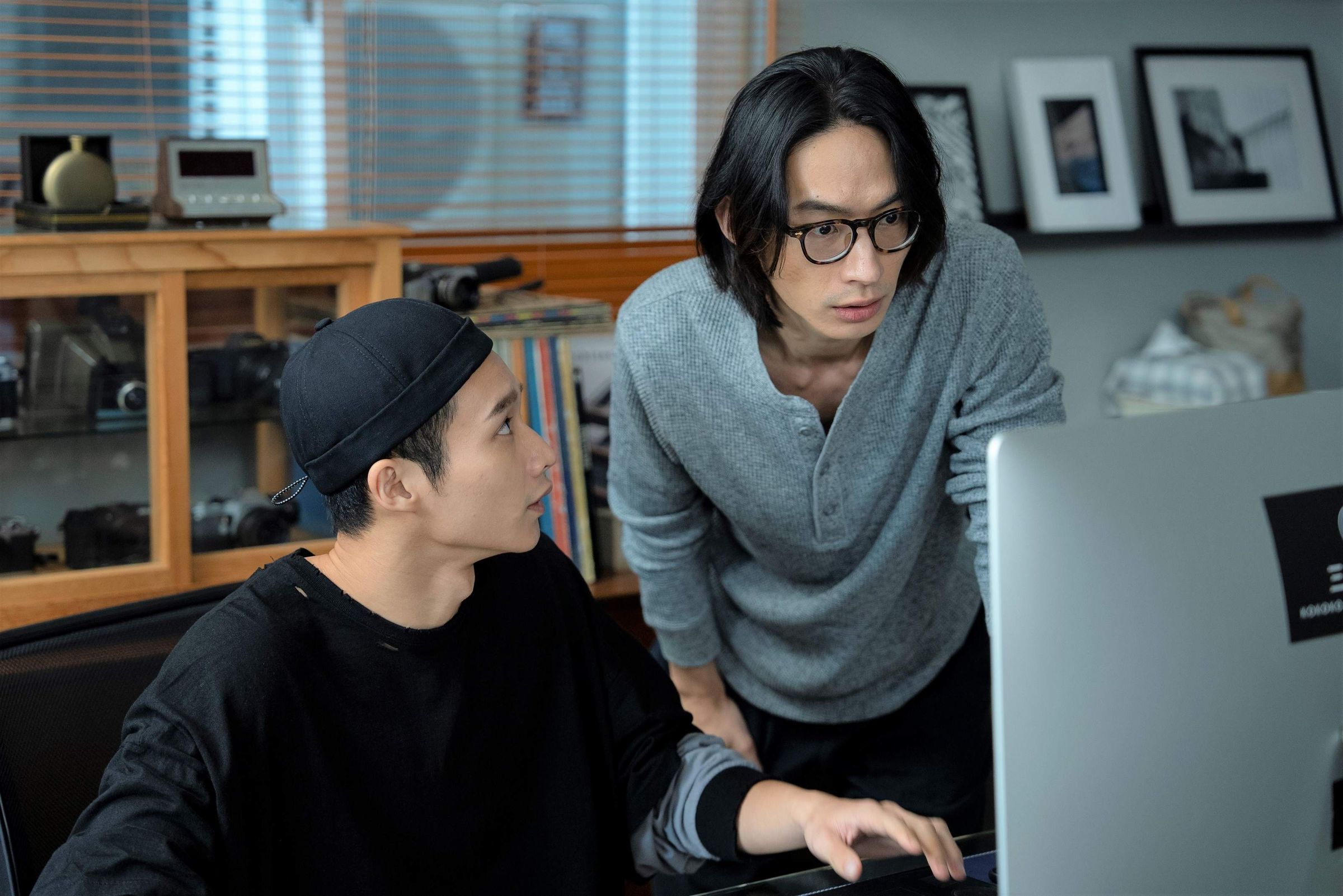 公視人生劇展《同名同姓》主演黃河、黃冠智飾演攝影師與攝助。(公視提供)