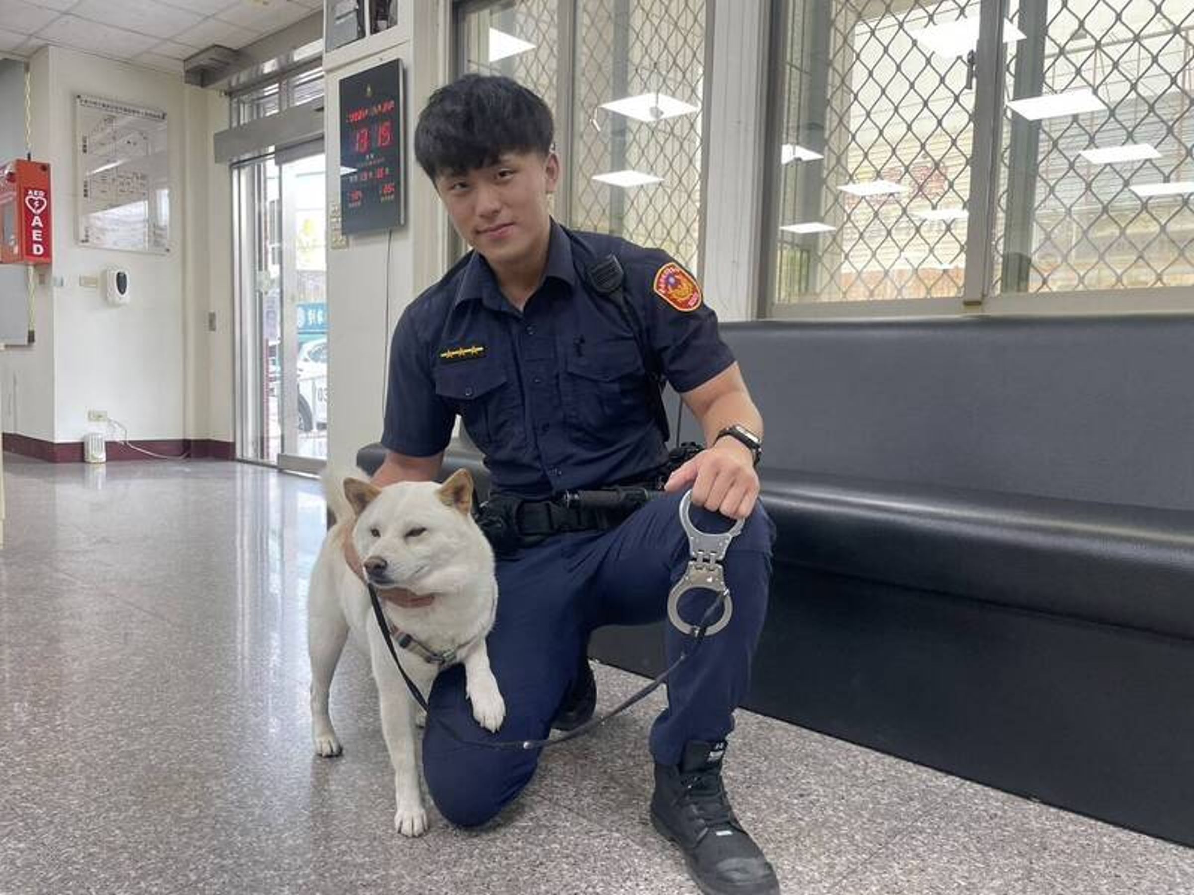 台南市警局永康分局大灣派出所員警24日發文協尋走失白柴,因帥氣長相掀起熱議。(翻攝照片)