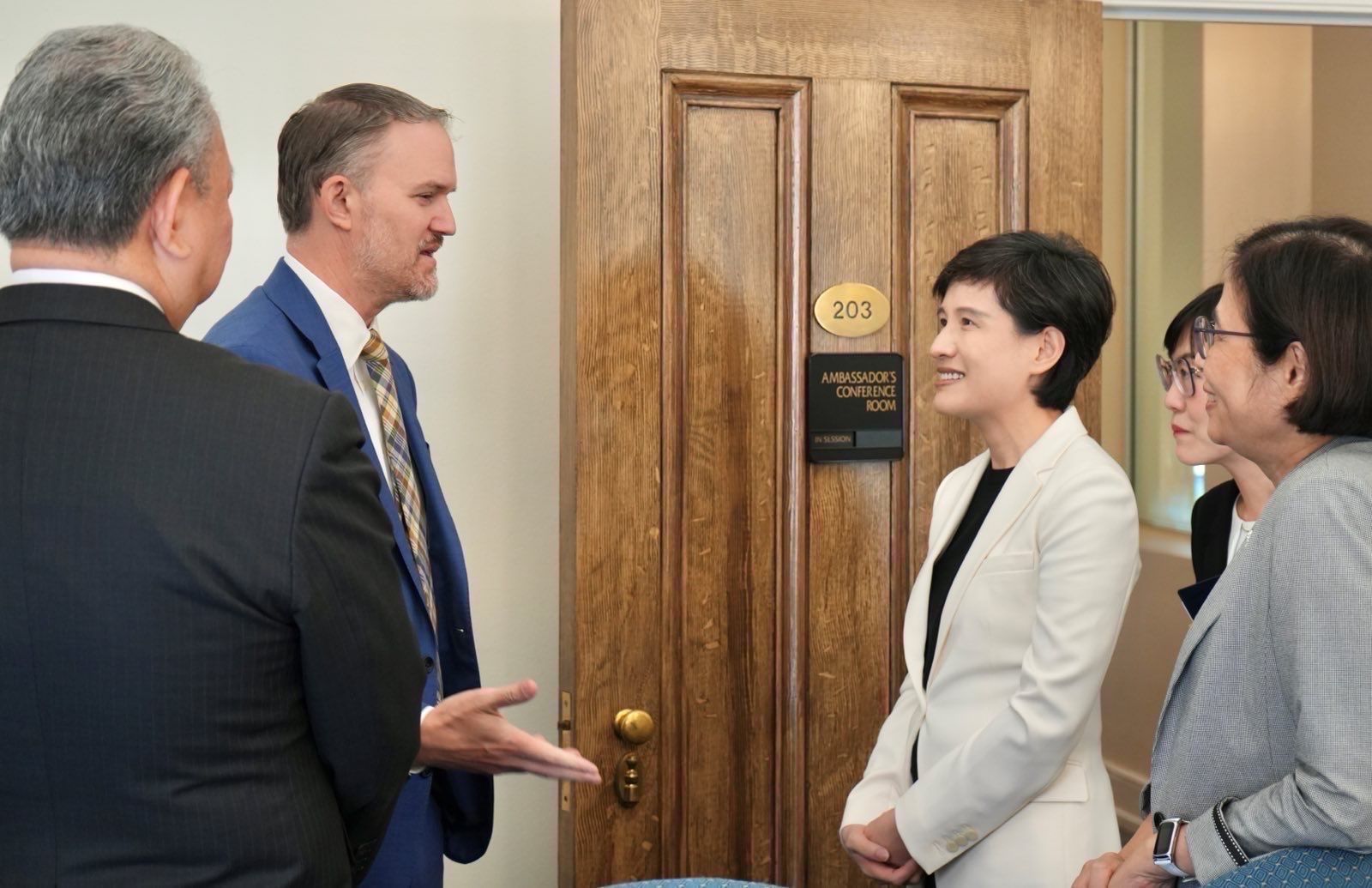 行政院曬出台美關稅談判雙方會面照片，打臉部分媒體不實指控，「強烈譴責此類造謠行徑。」（翻攝自中華民國行政院臉書）