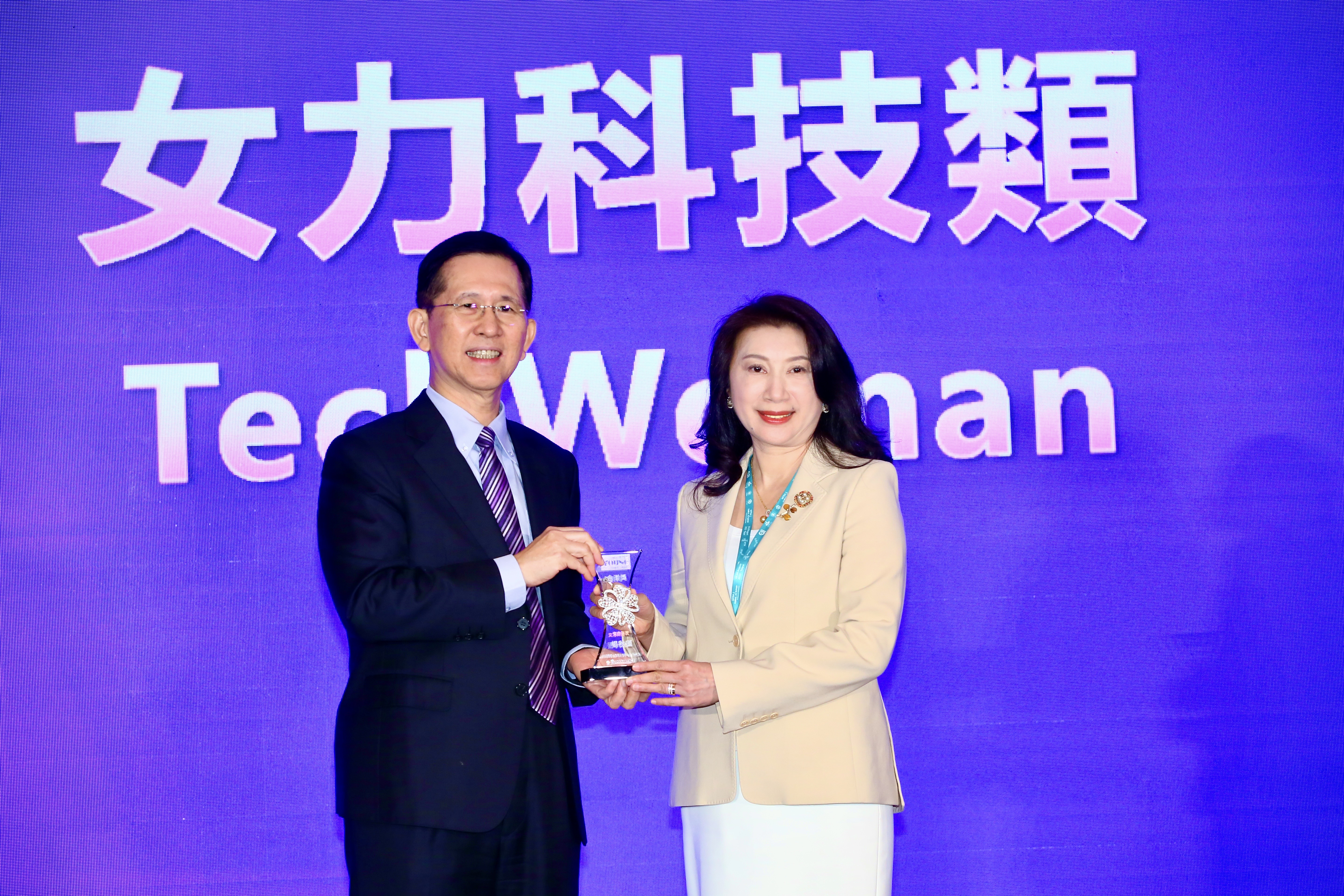 鴻海輪值CEO楊秋瑾獲頒「2025金漾獎─女力科技類」肯定她在科技領域的領導力與創新力。