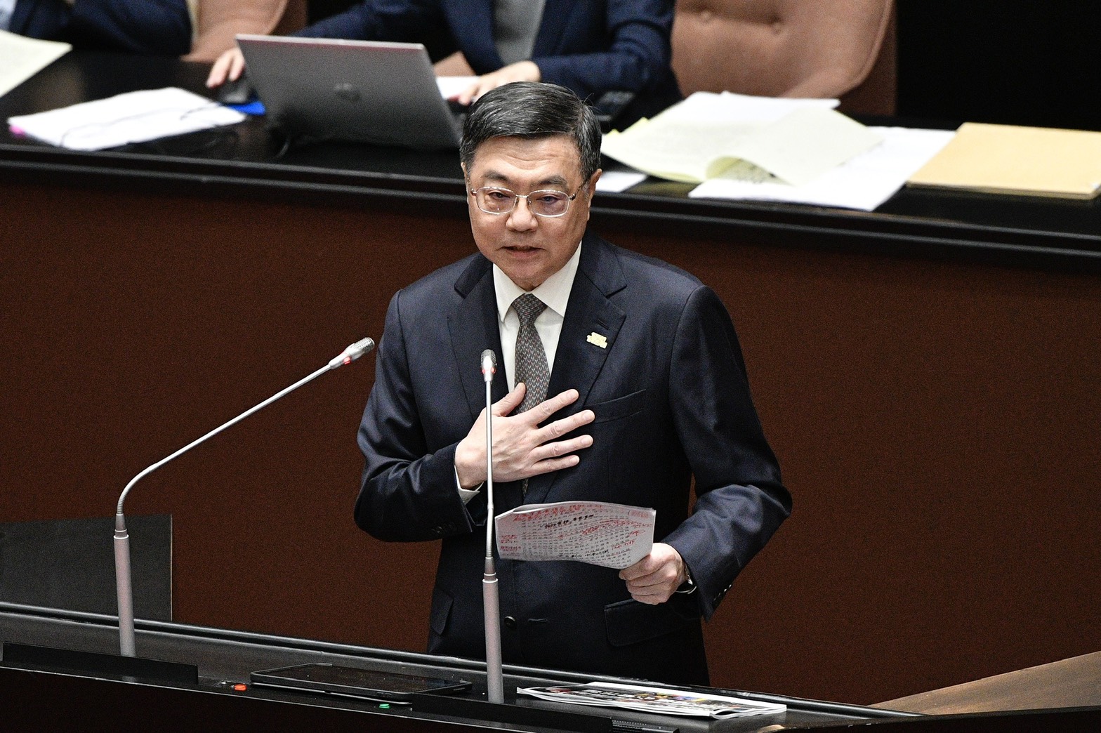 行政院長卓榮泰提到現在除了協助災區復原，對於整個過程中必要的檢討、追究責任，必將同時展開，「才能對得起所有受難的國人」。（鏡報李智為）