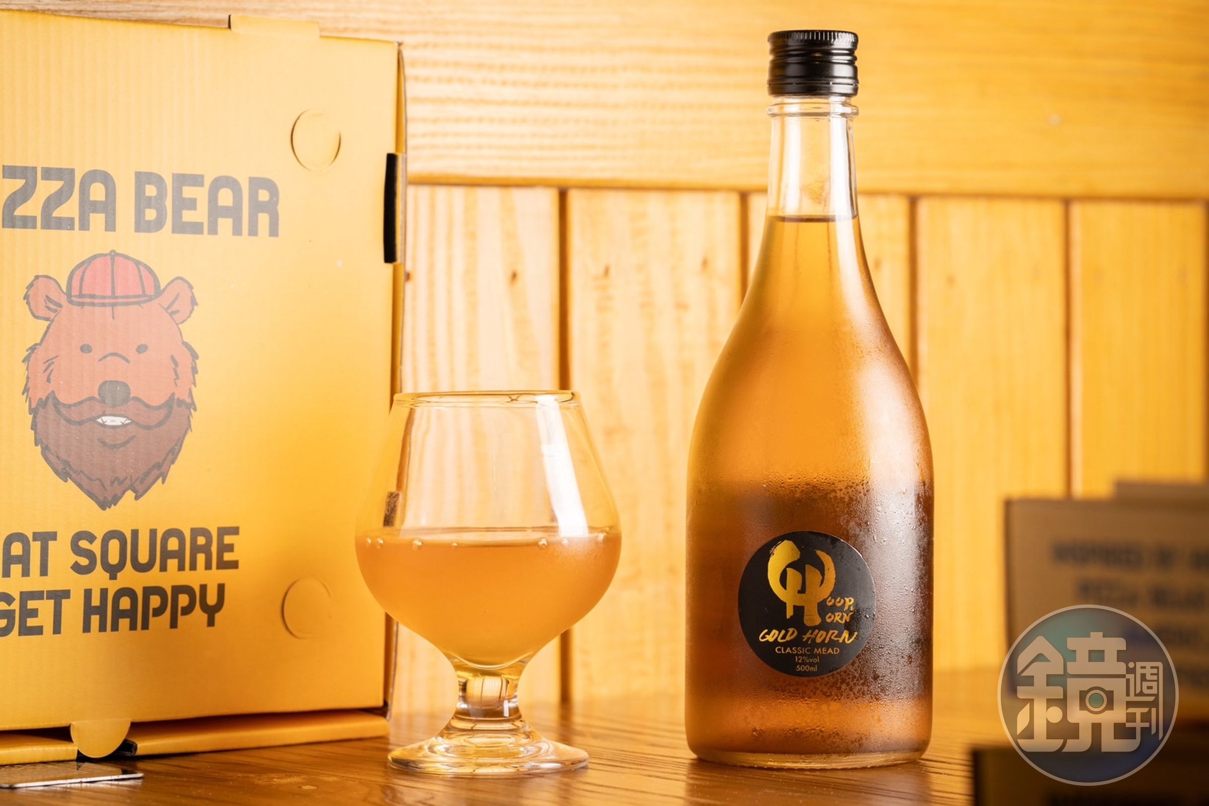 除了吃披薩，竟然還能喝到老闆研發釀製的「呼呼角蜂蜜酒」，帶有層次的甜美讓我試喝後立刻入手一瓶。（250元／杯）