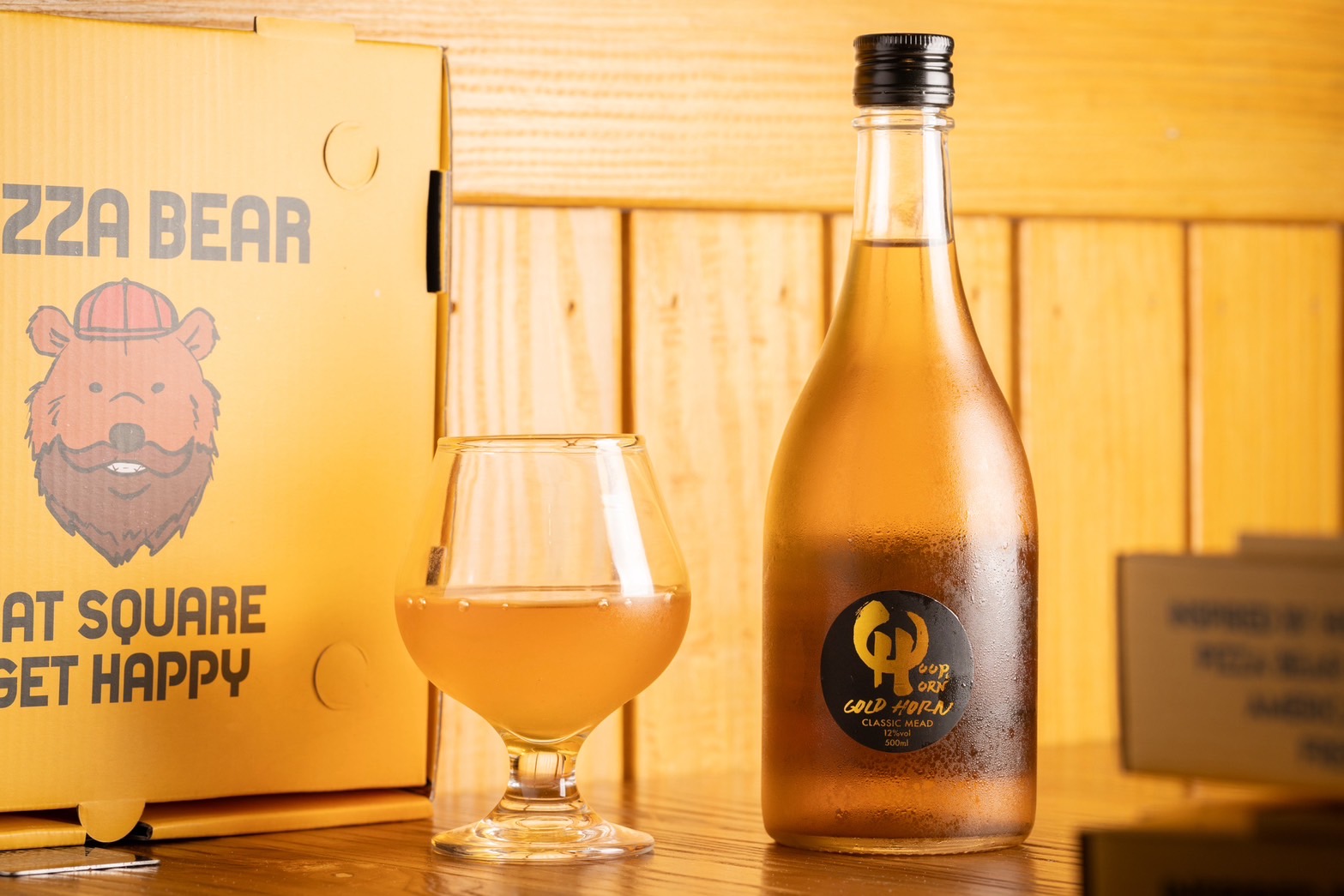除了吃披薩，竟然還能喝到老闆研發釀製的「呼呼角蜂蜜酒」，帶有層次的甜美讓我試喝後立刻入手一瓶。（250元／杯）