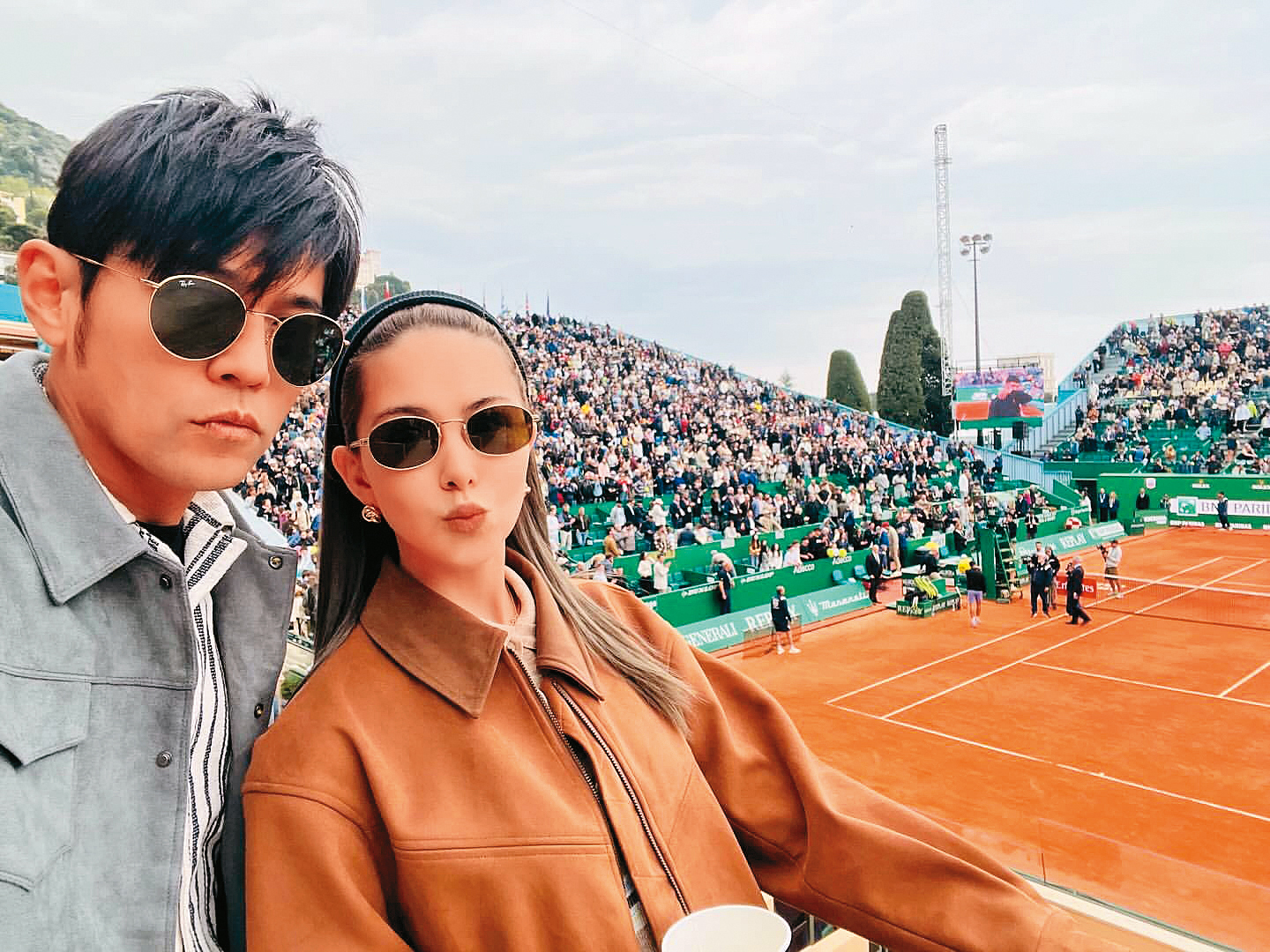寵妻出名的周杰倫（左），與嫩妻昆凌（右）在社群分享去法國看網球賽。（翻攝自周杰倫IG）
