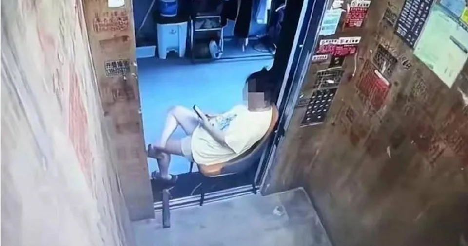 一名女子為了吹免費冷氣,竟將自家椅子搬進電梯並卡住門,導致整棟住戶無法搭乘上下樓。(翻攝自微博)