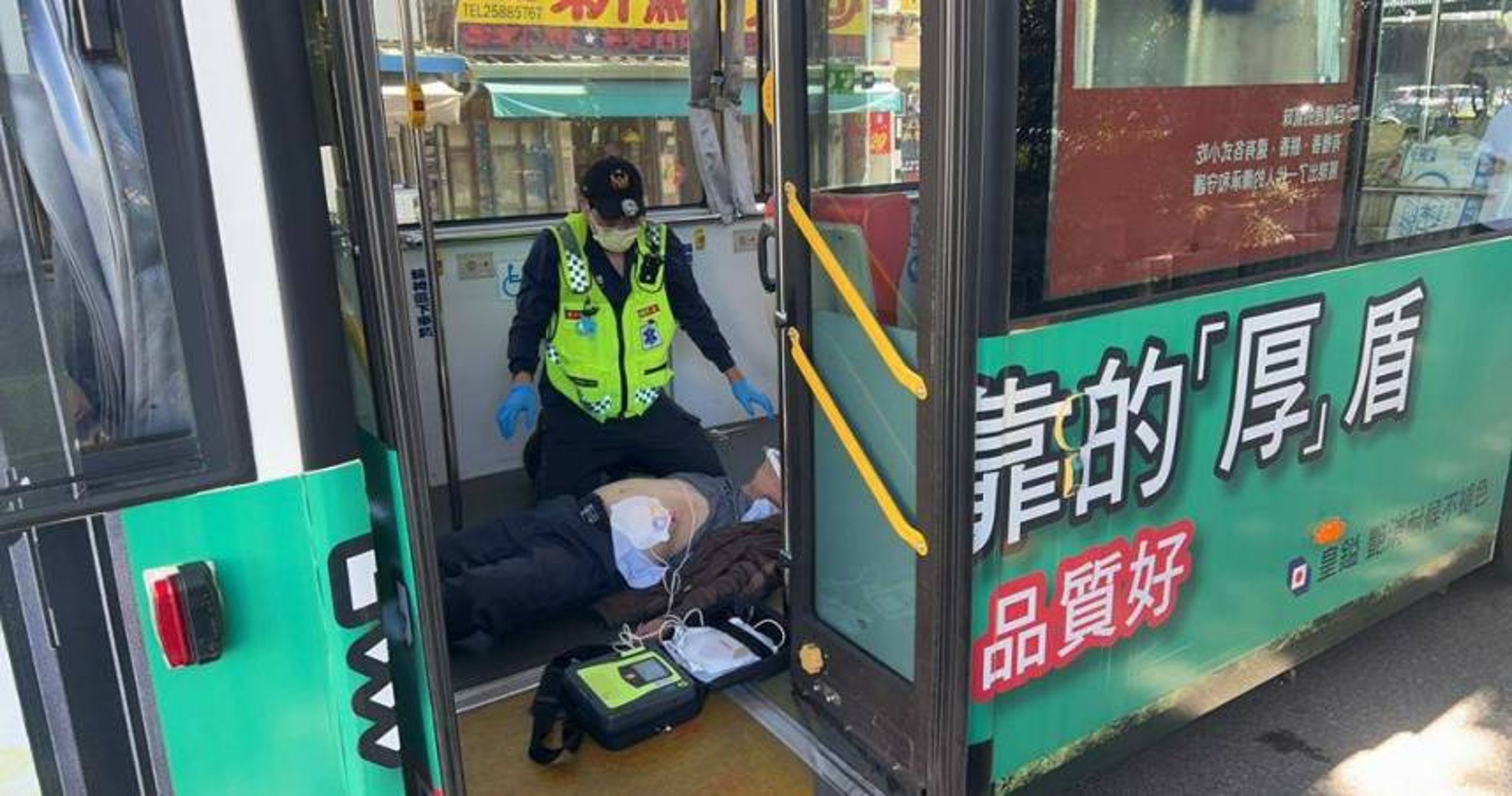 一名84歲老翁準備下車時突然跌倒，一度失去呼吸心跳。（翻攝畫面）