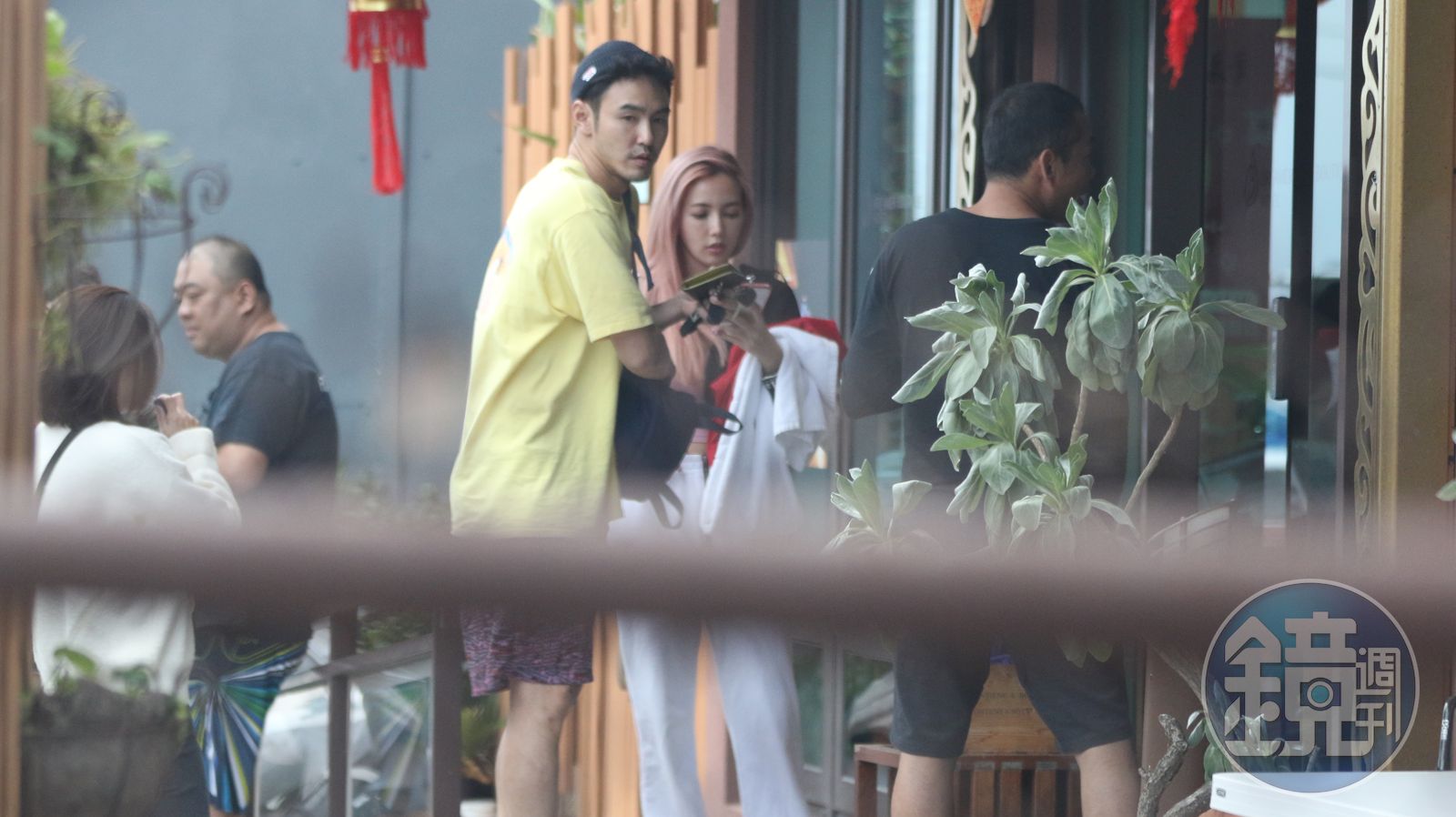 阮經天（左）情史超豐富，經常出現女伴，2021年和網紅拐拐（右）南下墾丁過情人節，但新聞曝光後就分手