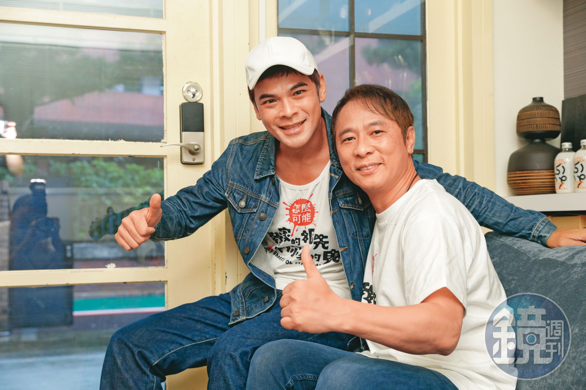 身兼編、導、演3職的蘇達（左）在監製梁宏志（右）力挺下，完成首部電影《怎麼可能我家的祖先是你家的鬼》。