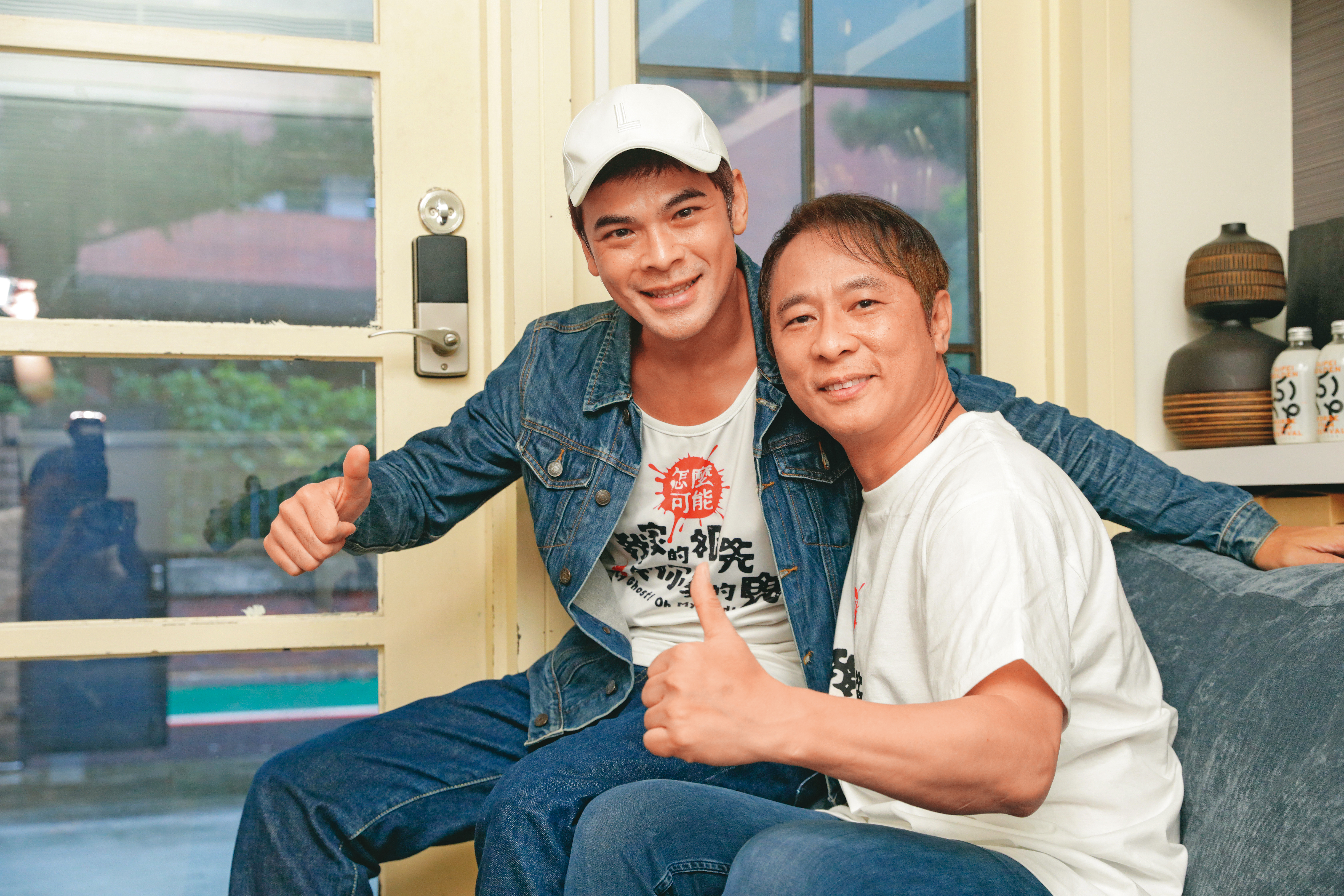 身兼編、導、演3職的蘇達(左)在監製梁宏志(右)力挺下,完成首部電影《怎麼可能我家的祖先是你家的鬼》。