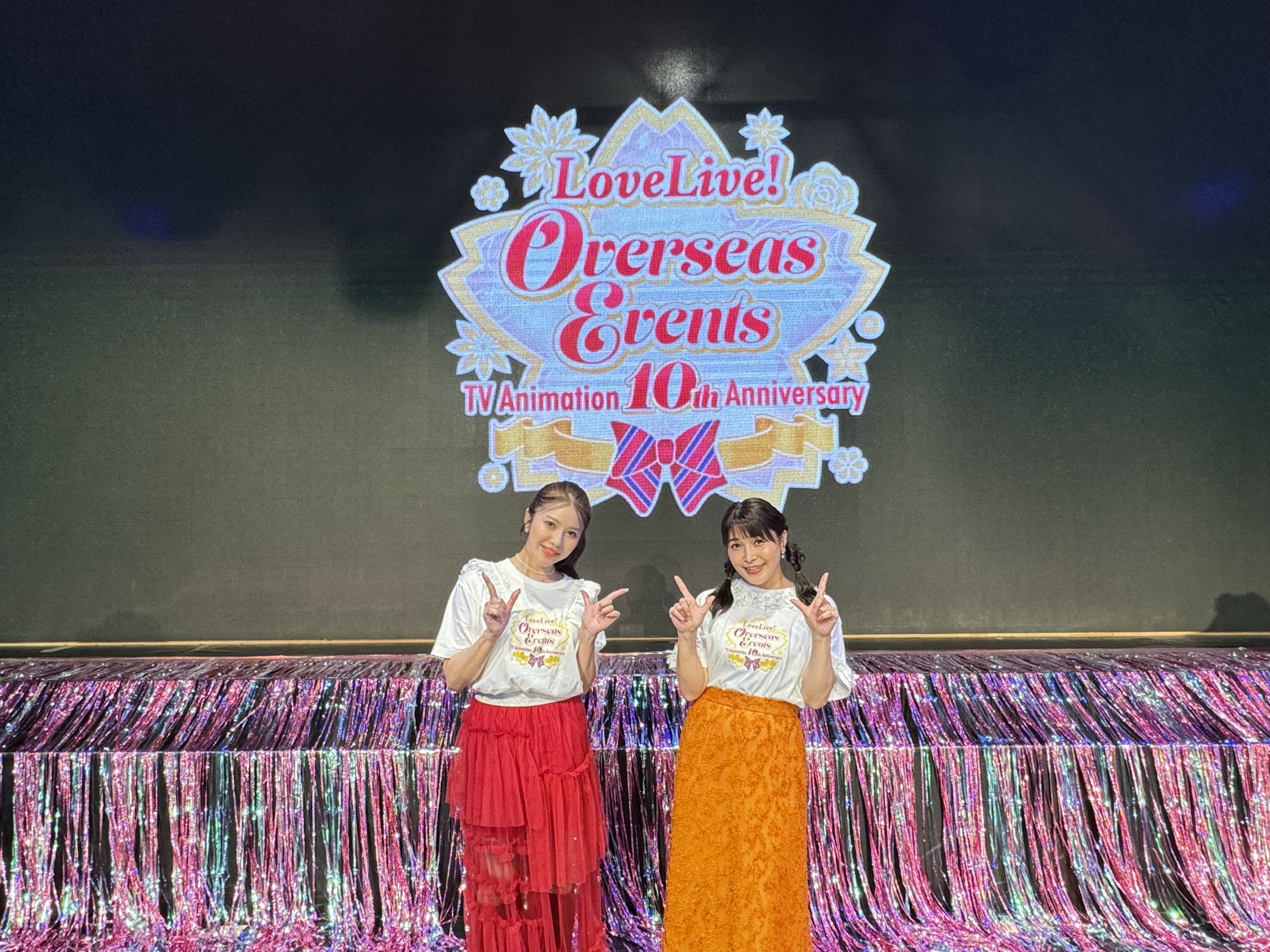 《Love Live!》聲優新田惠海(右)與Pile(左)來台大嗑台灣美食,更成為手搖專家。(Spacey Music Entertainment提供)