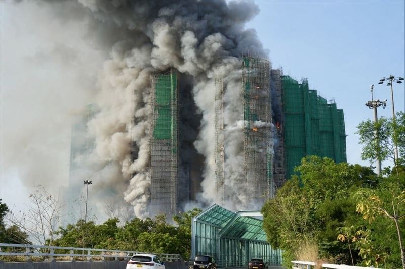 香港大埔宏福苑社區昨（26日）下午發生大火，火勢凶猛，短時間連燒7棟大樓，造成至少44人死亡、279失聯。（翻攝自X平台 @BienPerez）