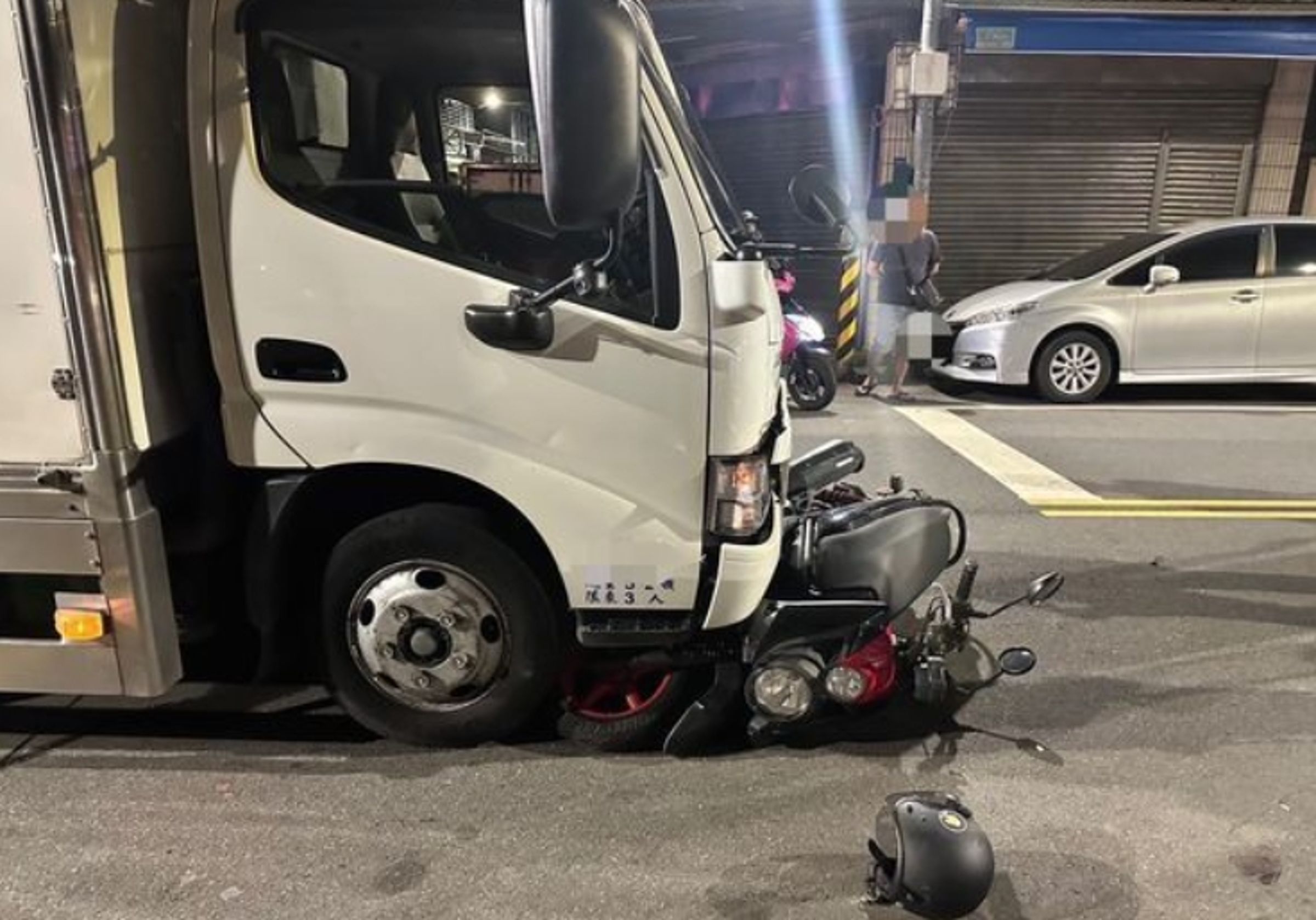 機車後座的24歲葉女頭部嚴重受創,至今仍昏迷不醒。(翻攝畫面)