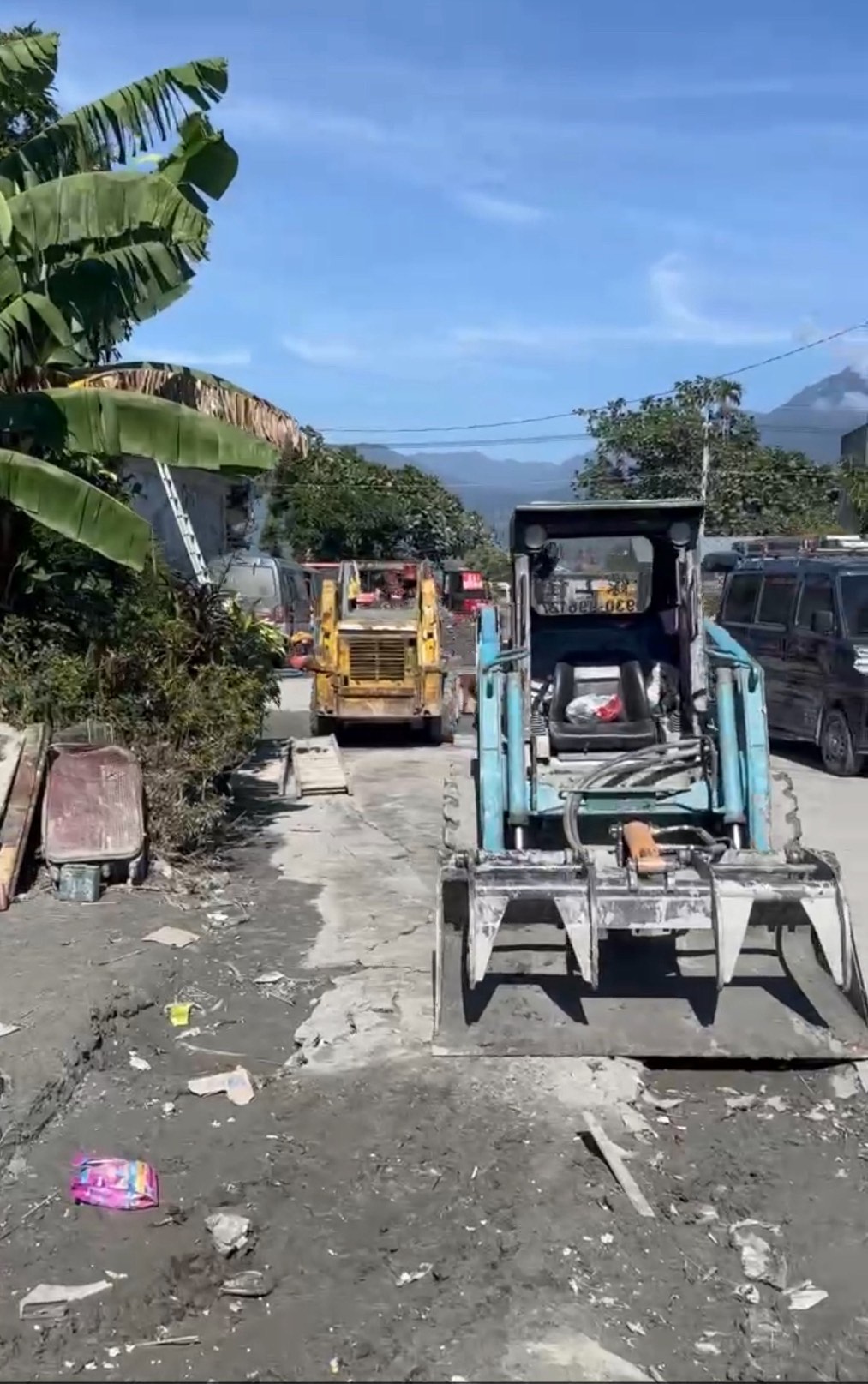 和碩派出14台小山貓、抓斗車、清運車、掃地車等重型機具與工程車協助災民清理家園。（讀者提供）