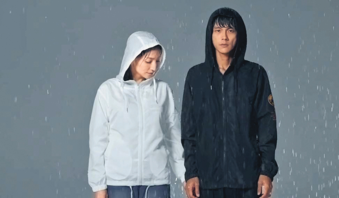 在婚姻危機後，阿翔（右）和老婆Grace（左）曾合拍風衣廣告，當時被罵翻。（翻攝自浩角翔起臉書）
