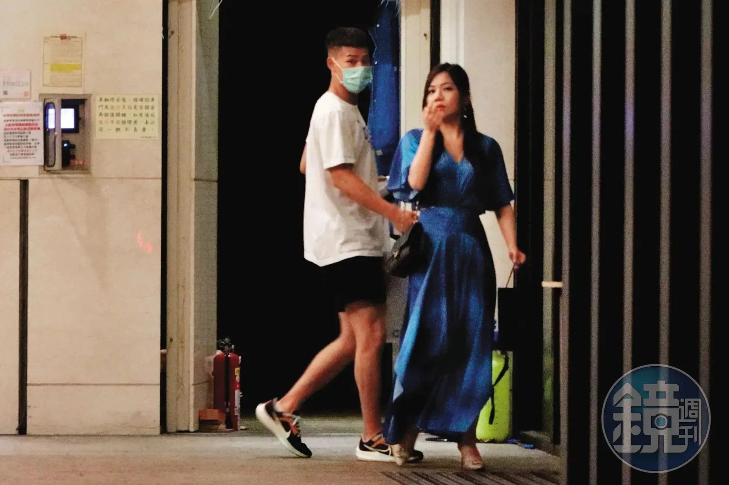 今年8月10日22：53，帶林秉聖回家的蔡尚樺，似乎發現被跟拍，臉色有些不高興。（本刊資料照）