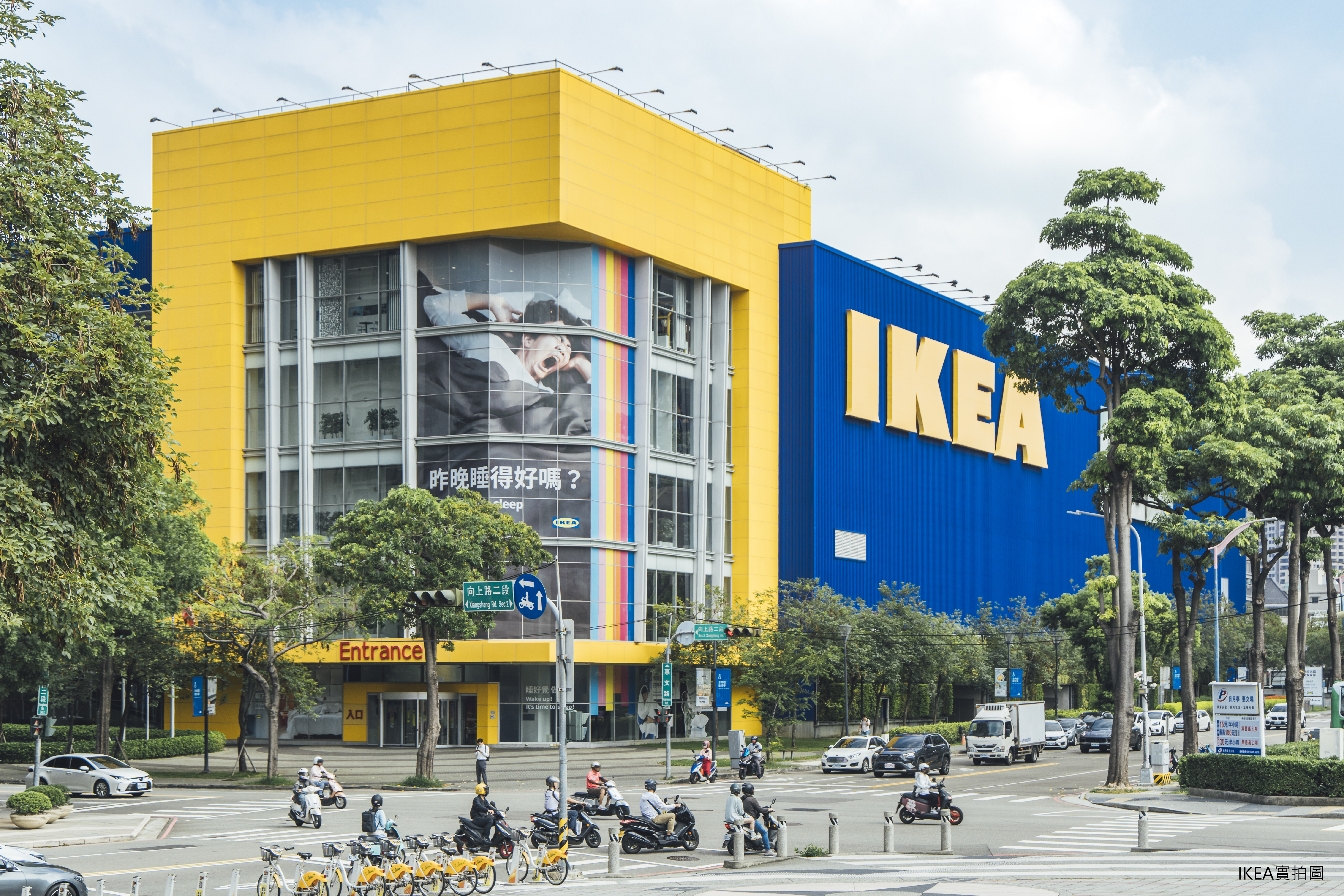 南七期以文心森林公園、IKEA 與捷運生活機能串起成熟城市軸線,商圈、綠意與交通一次到位,成為自住客重返市中心的重要選擇。