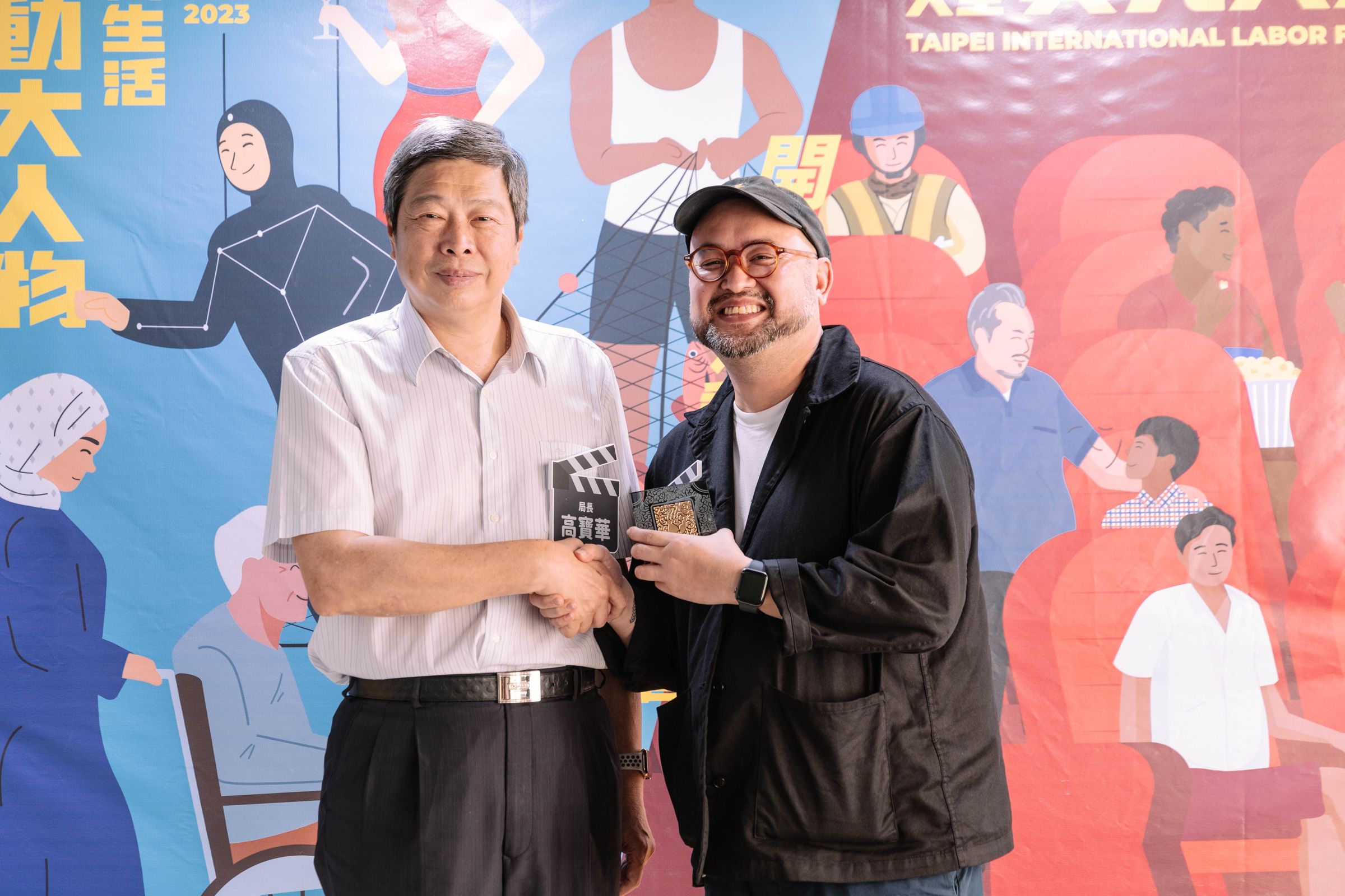 《折翼姐妹》導演潘宇綱專程趕來參加開幕式,左為台北市勞動局長高寶華。(台北市電影戲劇業職業工會提供)