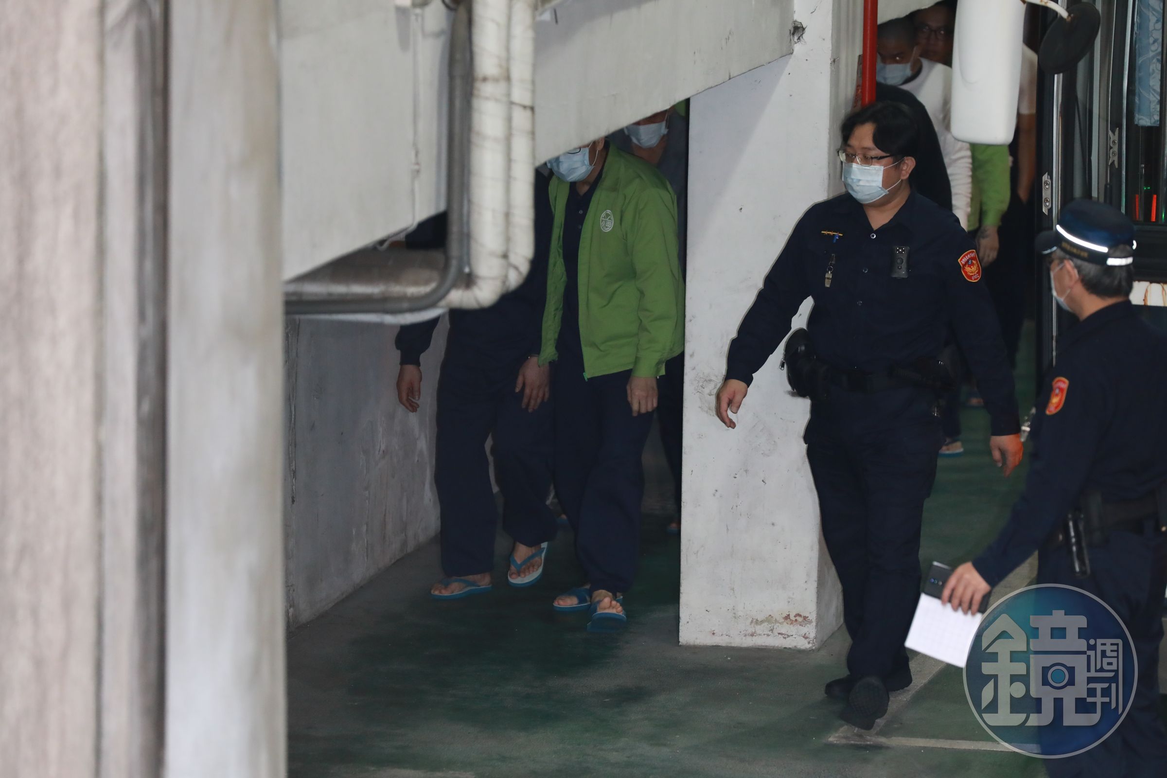 台北地院審理im.B案提訊主謀曾耀鋒（著綠衣者）出庭，曾表示懺悔。