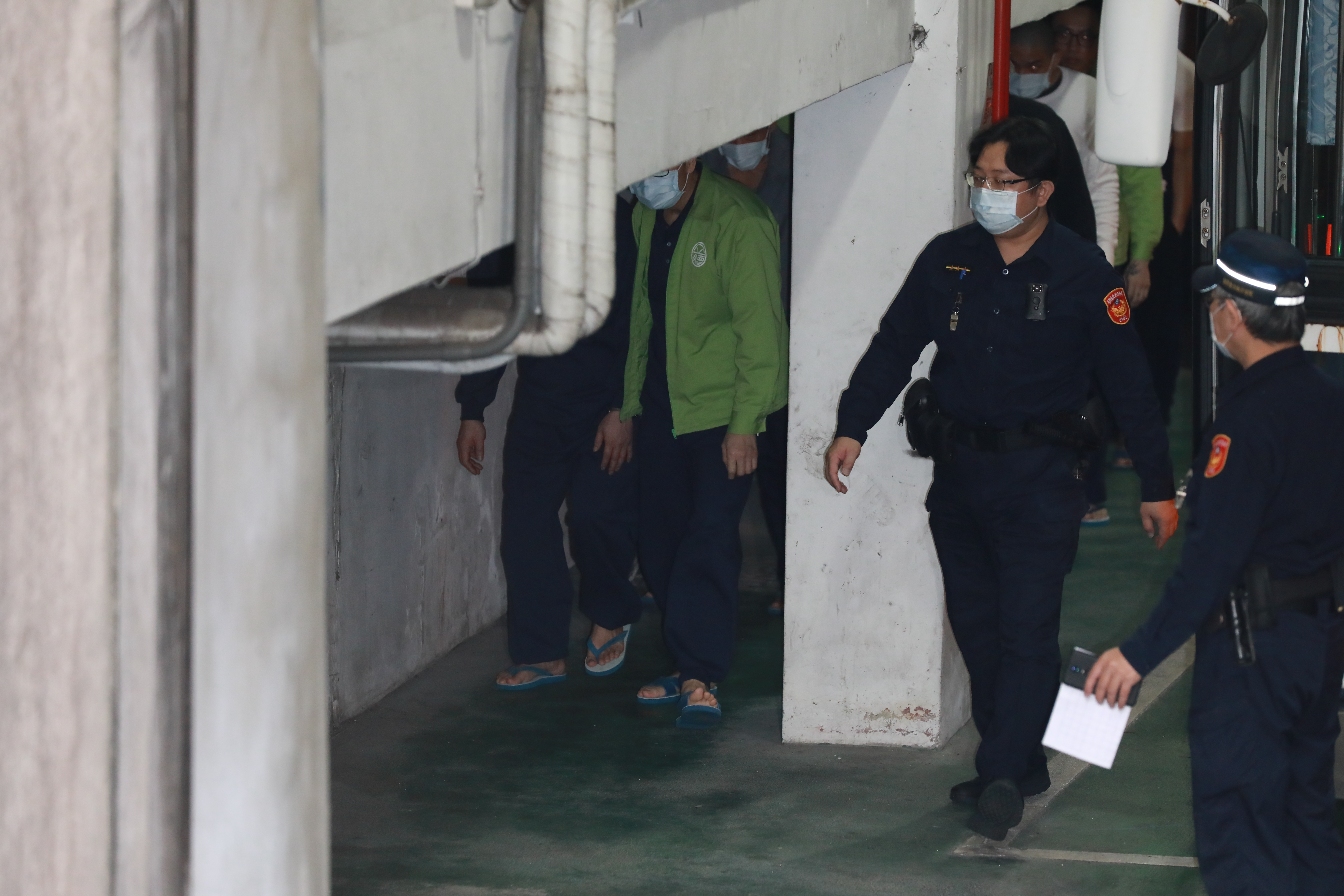 台北地院審理im.B案提訊主謀曾耀鋒（著綠衣者）出庭，曾表示懺悔。