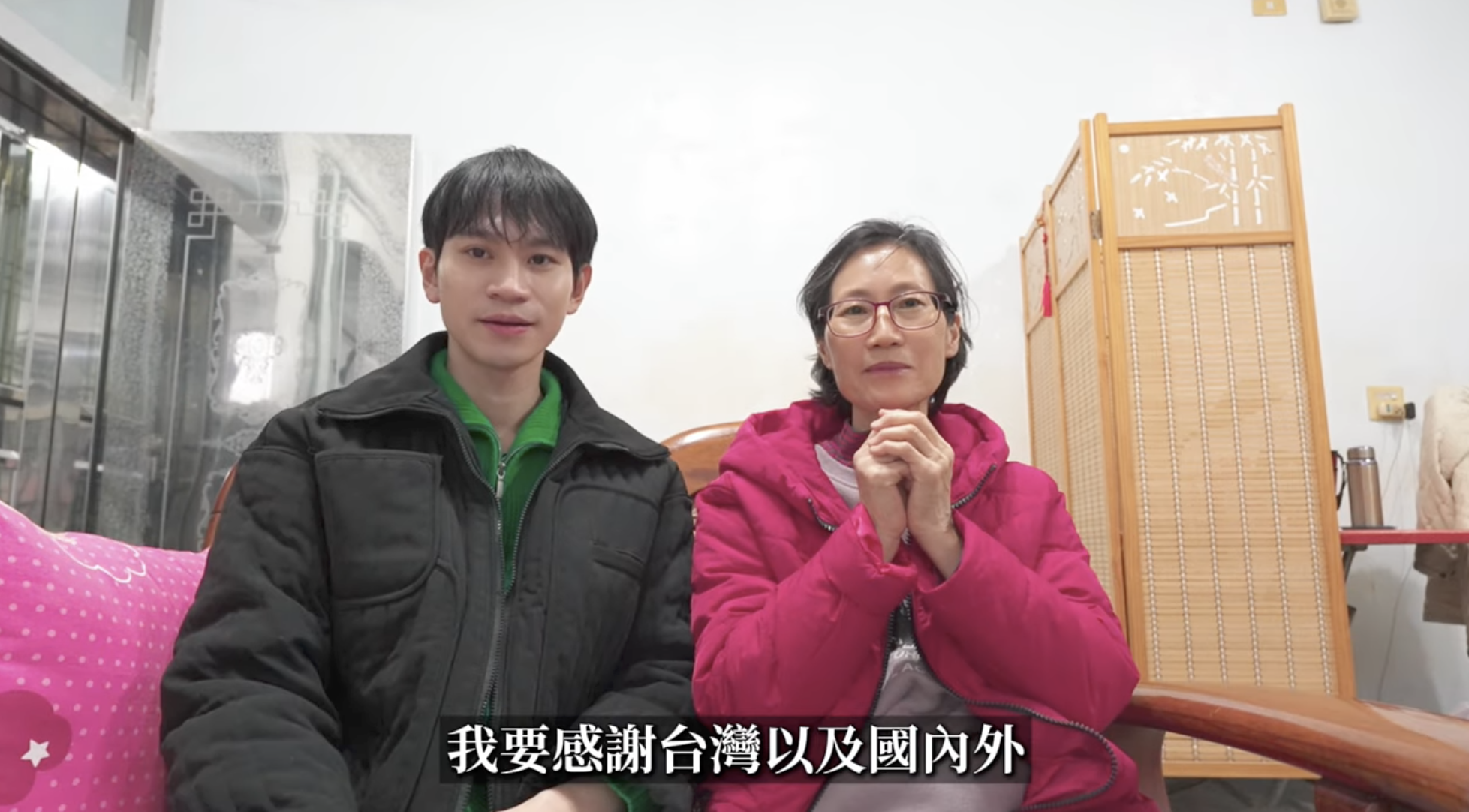 Andy（左）和媽媽（右）錄影片，媽媽感謝大家支持Andy。（翻攝Andy老師 YouTube頻道）