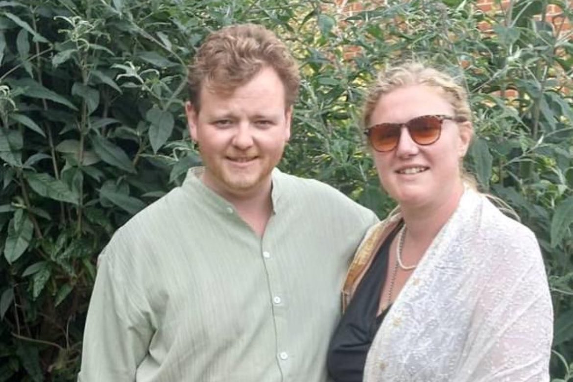 歐文傑克森（左）原要搭乘AI171班機，因工作耽誤而改票，幸運逃過死劫。（翻攝X @GyllKing）