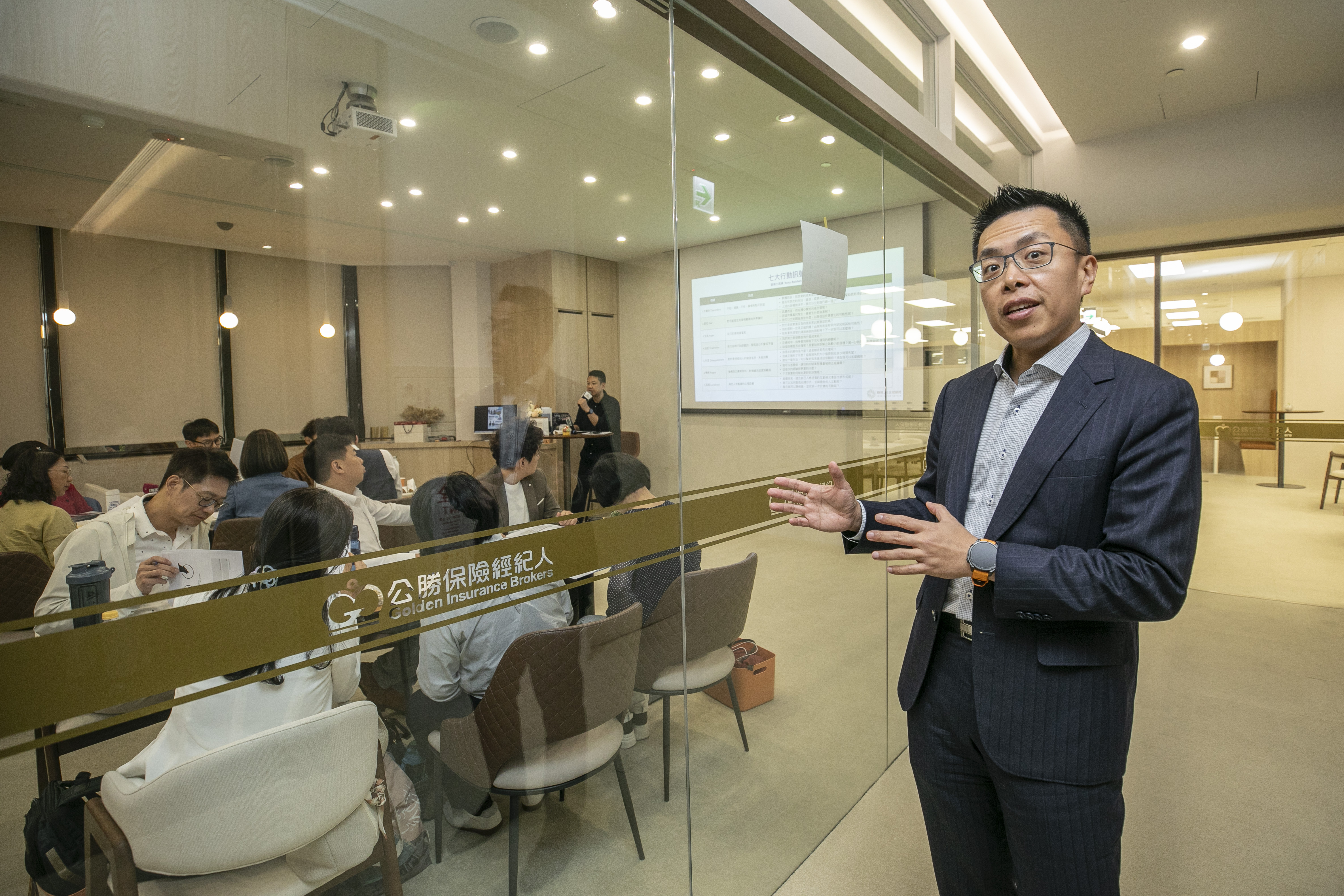 公勝保經台北頂尖會所每週都有講座及活動。蔡聖威說，要讓業務增加在客戶前曝光的頻率，「這樣客戶在做資產配置時才會想到我們。」