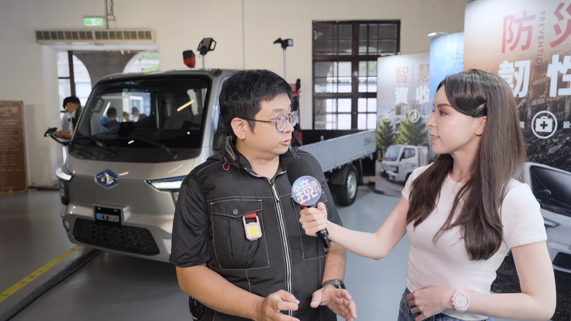 「攸惜關懷協會」創辦人林立青（左）分享救災經驗，純電商用車ET35支援實用的V2L外接供電功能，在災區斷電時成為水電職人最強大的電力後盾。