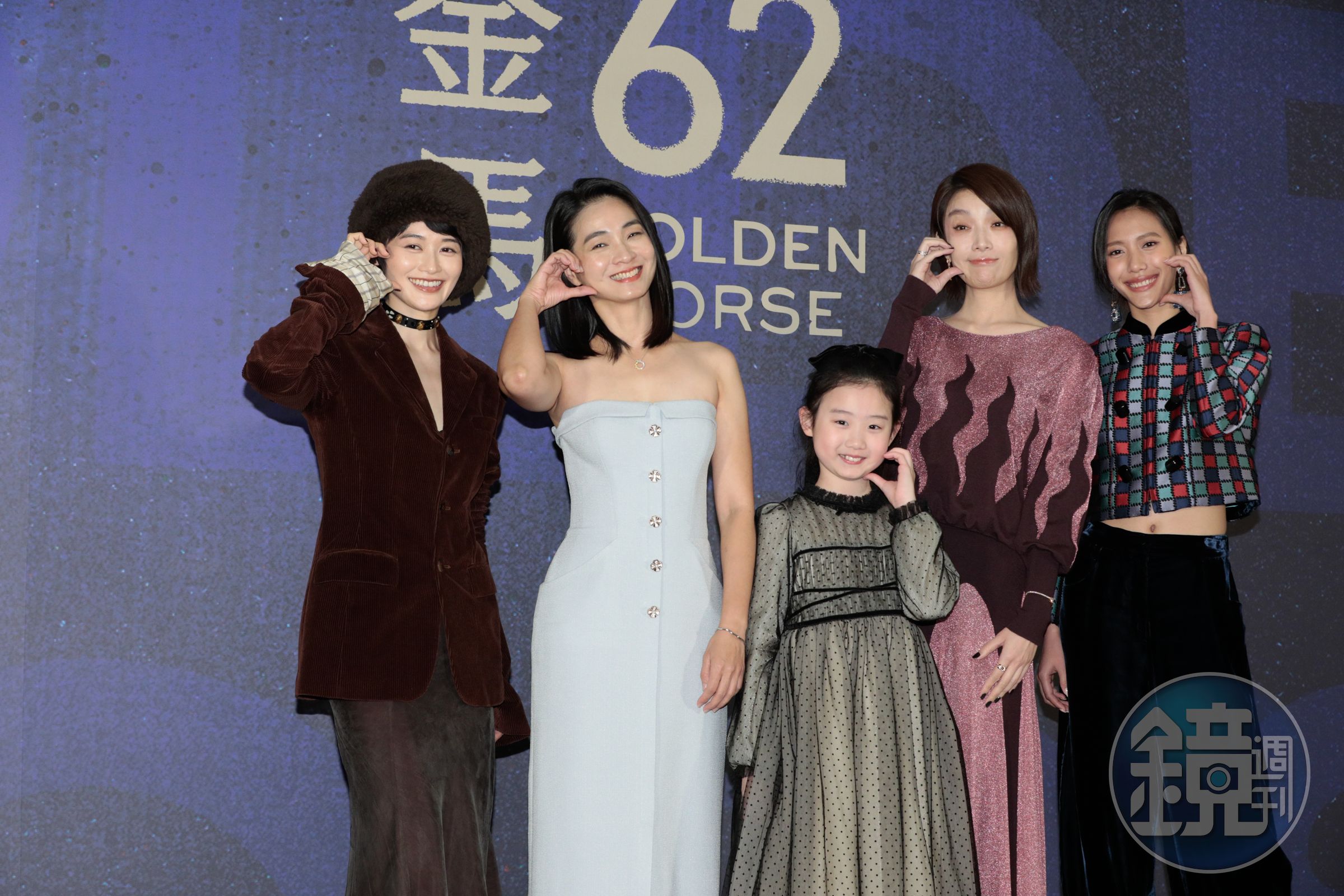 葉子綺帶領大家一起臉頰愛心。(由左至右:鄧濤、陳雪甄、葉子綺、蔡淑臻、黃珮琪。)