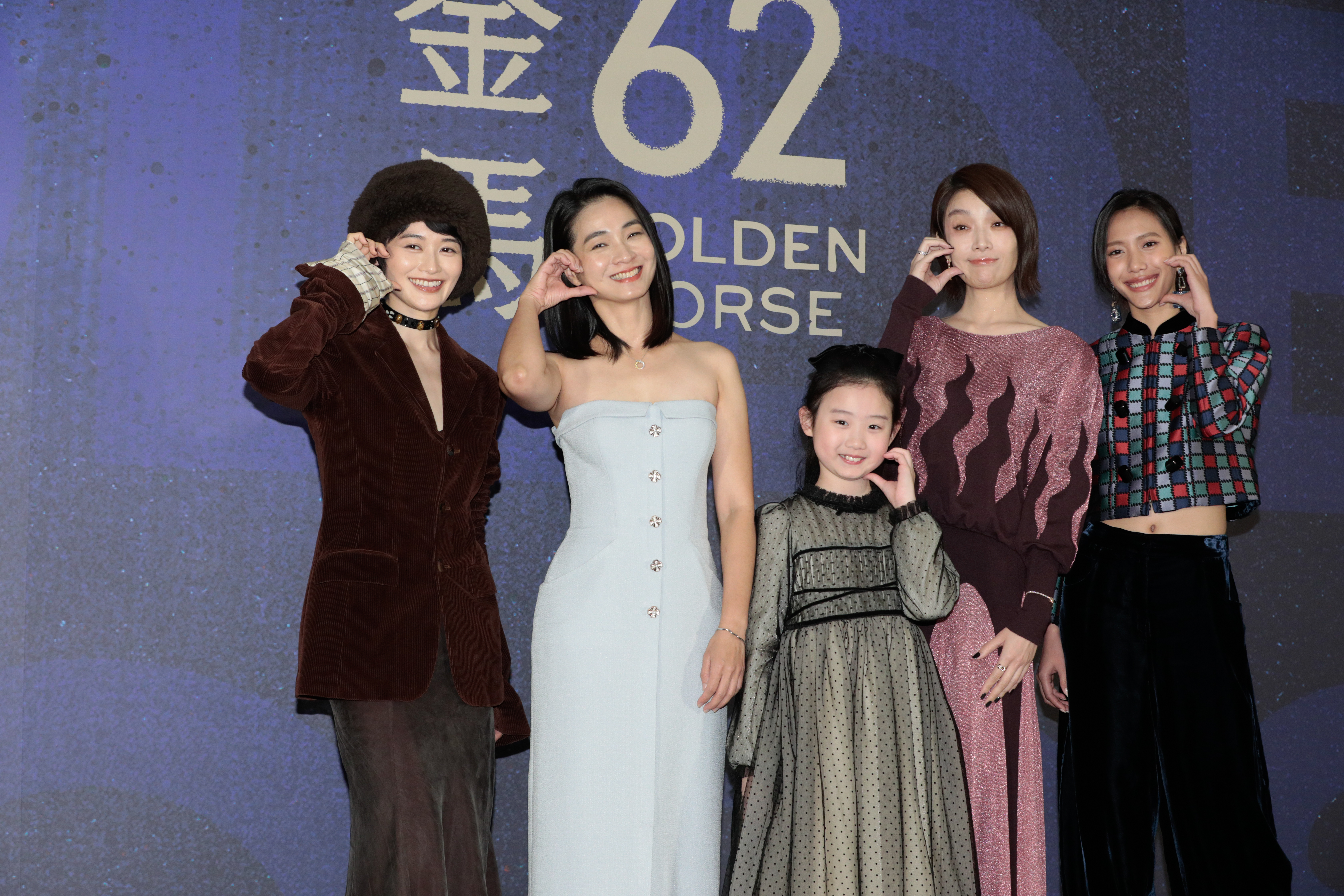 葉子綺帶領大家一起臉頰愛心。（由左至右：鄧濤、陳雪甄、葉子綺、蔡淑臻、黃珮琪。）