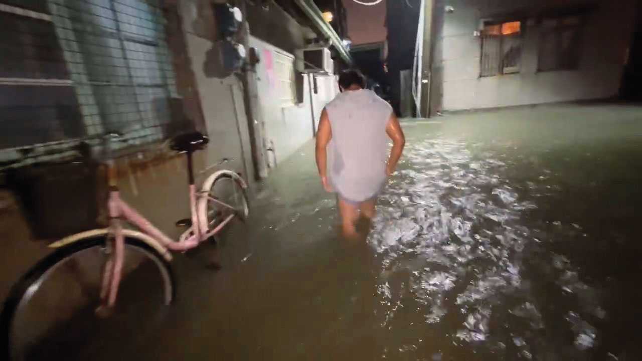 丹娜絲颱風豪雨肆虐，高雄部分地區淹水，水深及膝。（民眾提供）