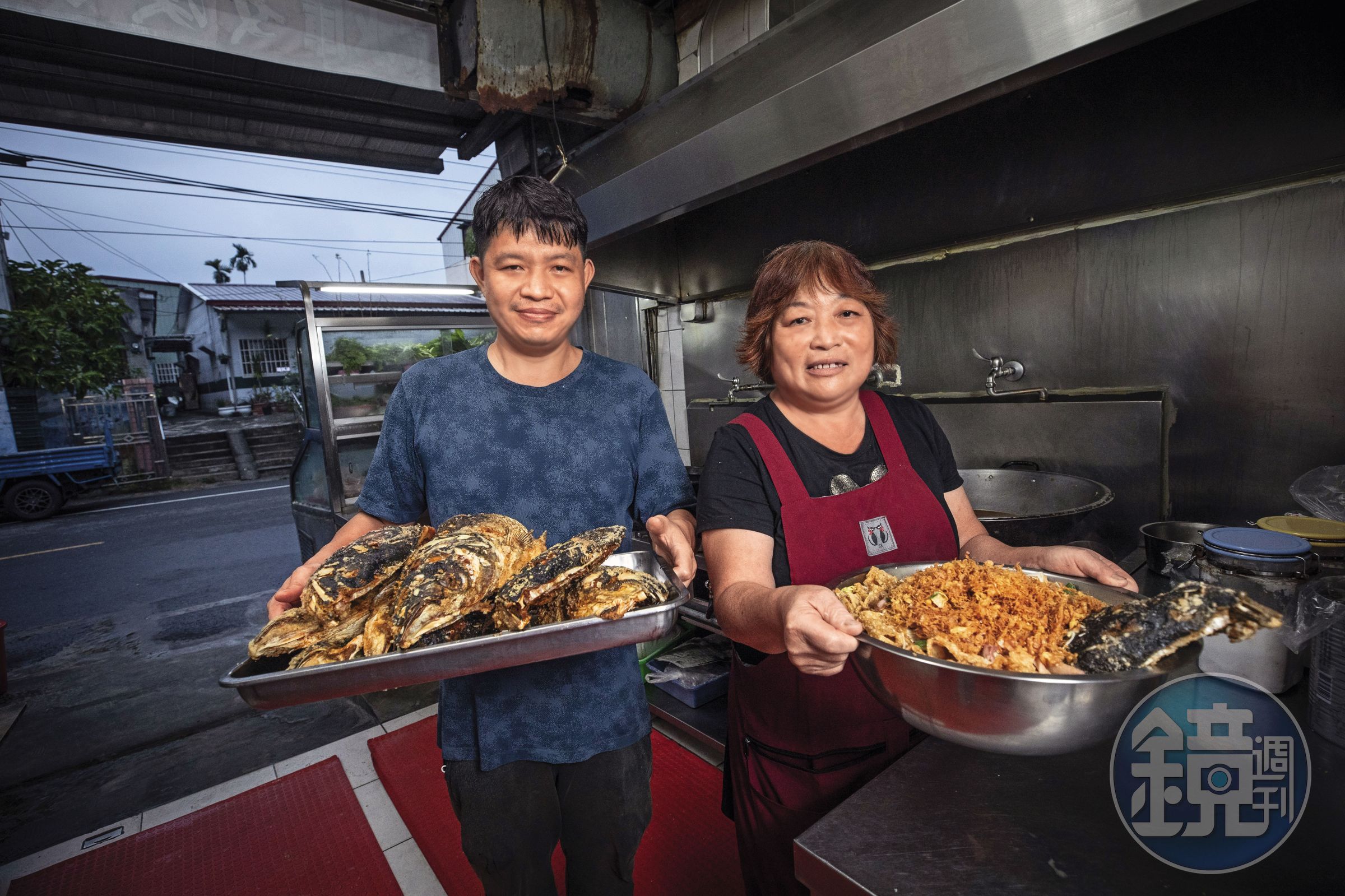 佳香餐飲部以大臉盆砂鍋魚頭闖出名號,開業近30年,老闆娘江明苓(右)仍站第一線發號施令,長子江俊毅(左)在她調教下已能擔綱掌廚,分擔許多工作。