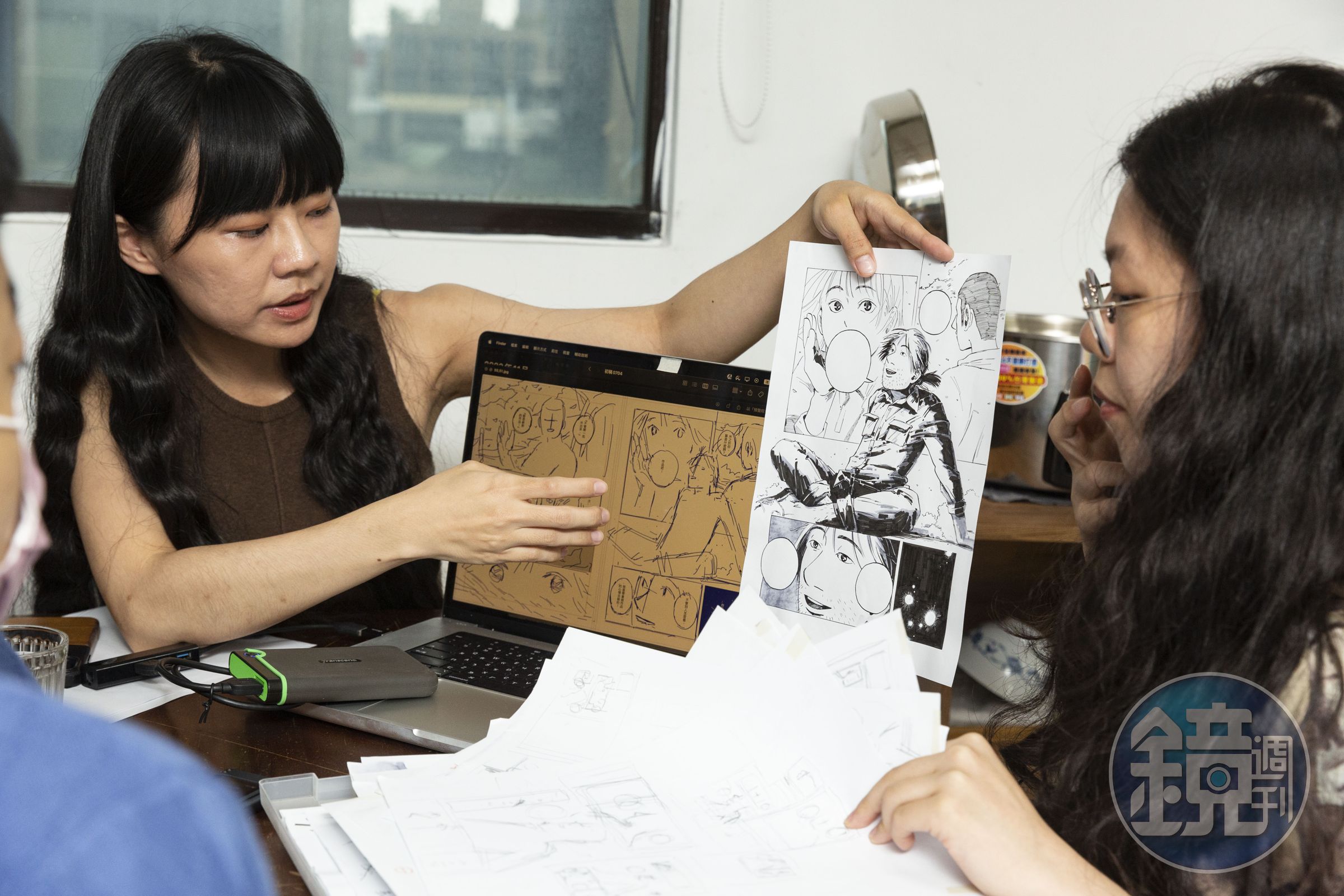 何安妘（左）與漫畫家Ning Lu（右）共同創作〈酒是作品－吉野一號〉。